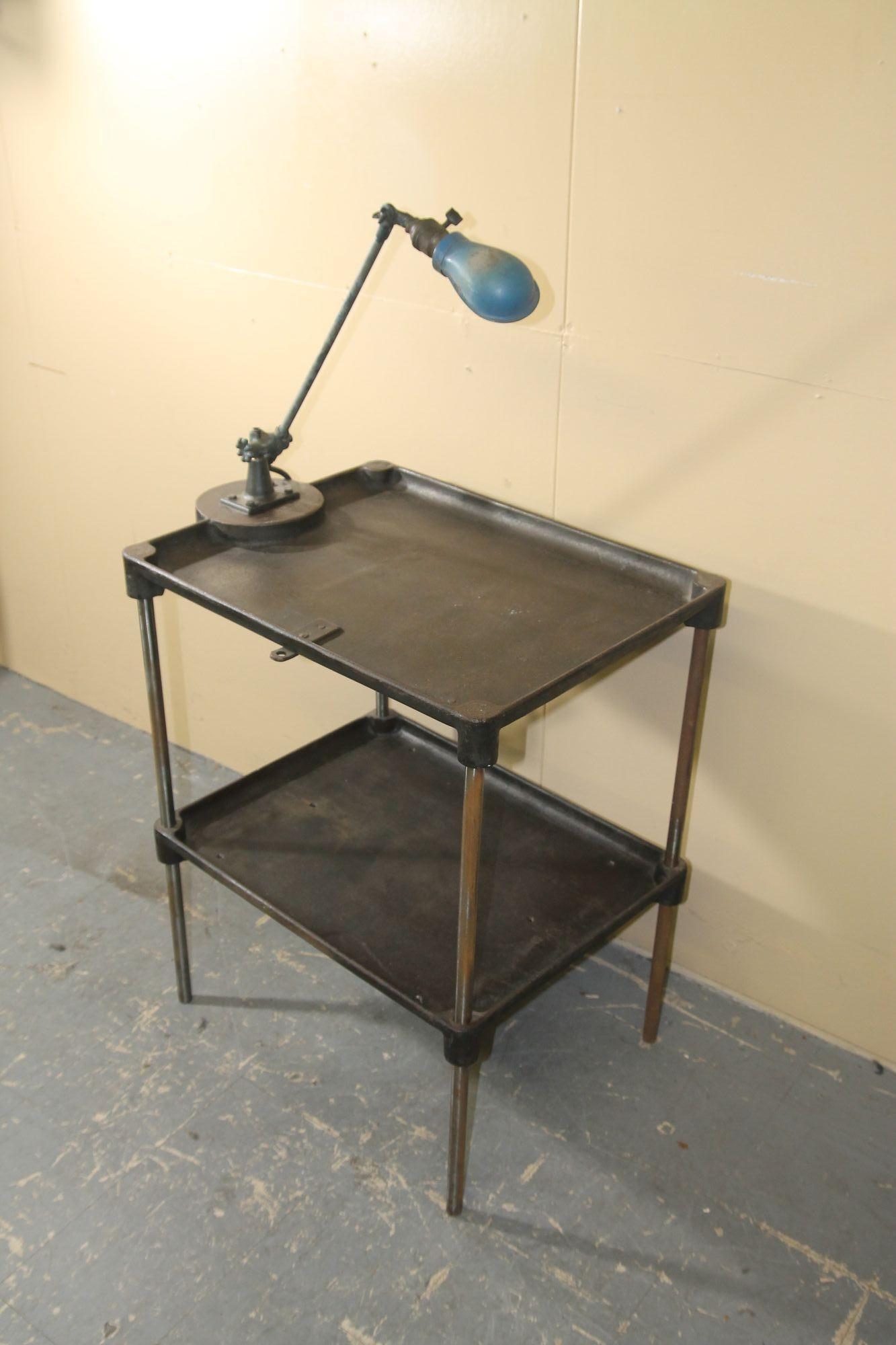 Industrieller Vintage-Arbeitstisch aus Metall aus Metall mit weißer OC-Lampe angebracht (Frühes 20. Jahrhundert) im Angebot