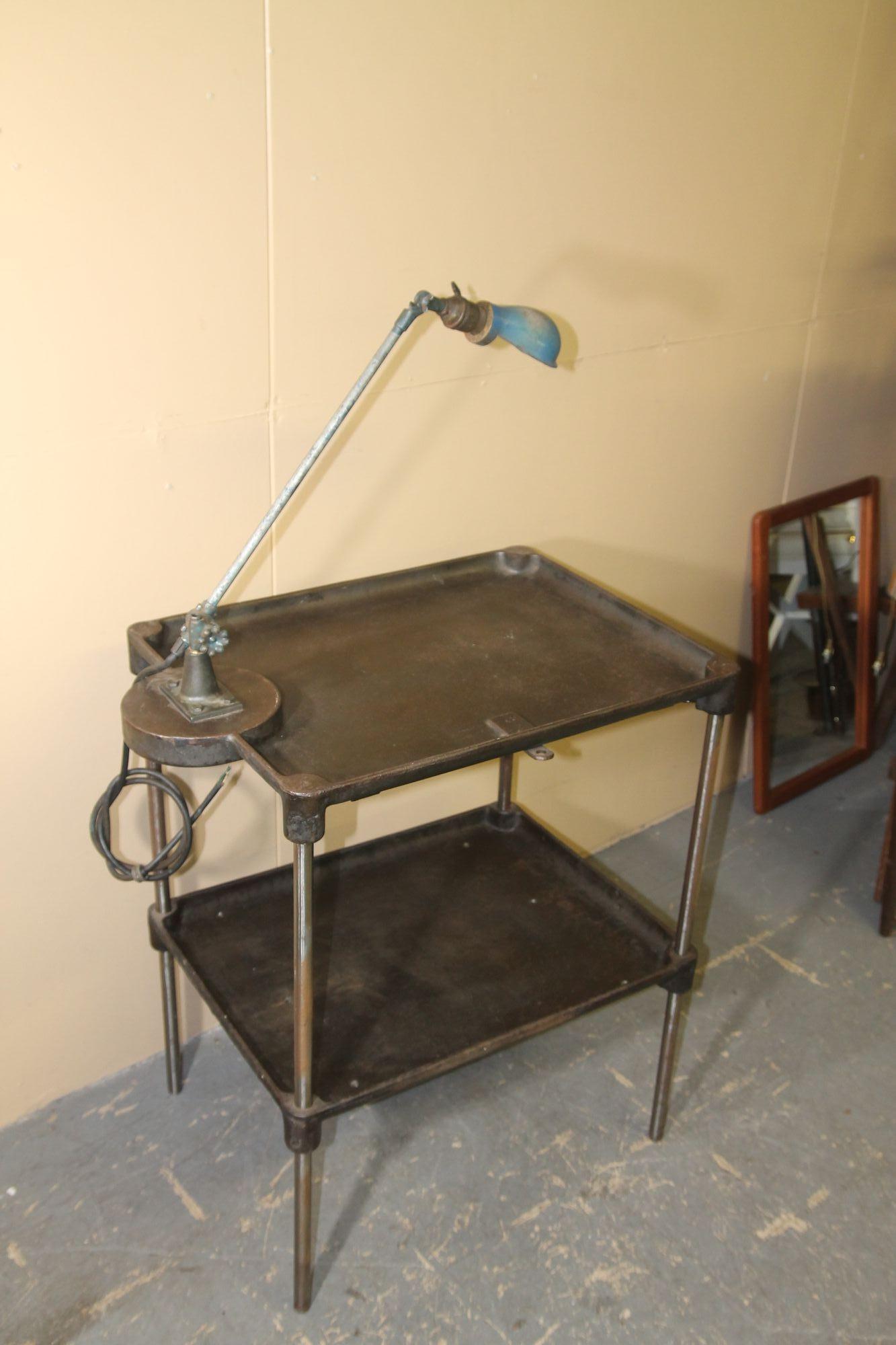 Industrieller Vintage-Arbeitstisch aus Metall aus Metall mit weißer OC-Lampe angebracht (Edelstahl) im Angebot