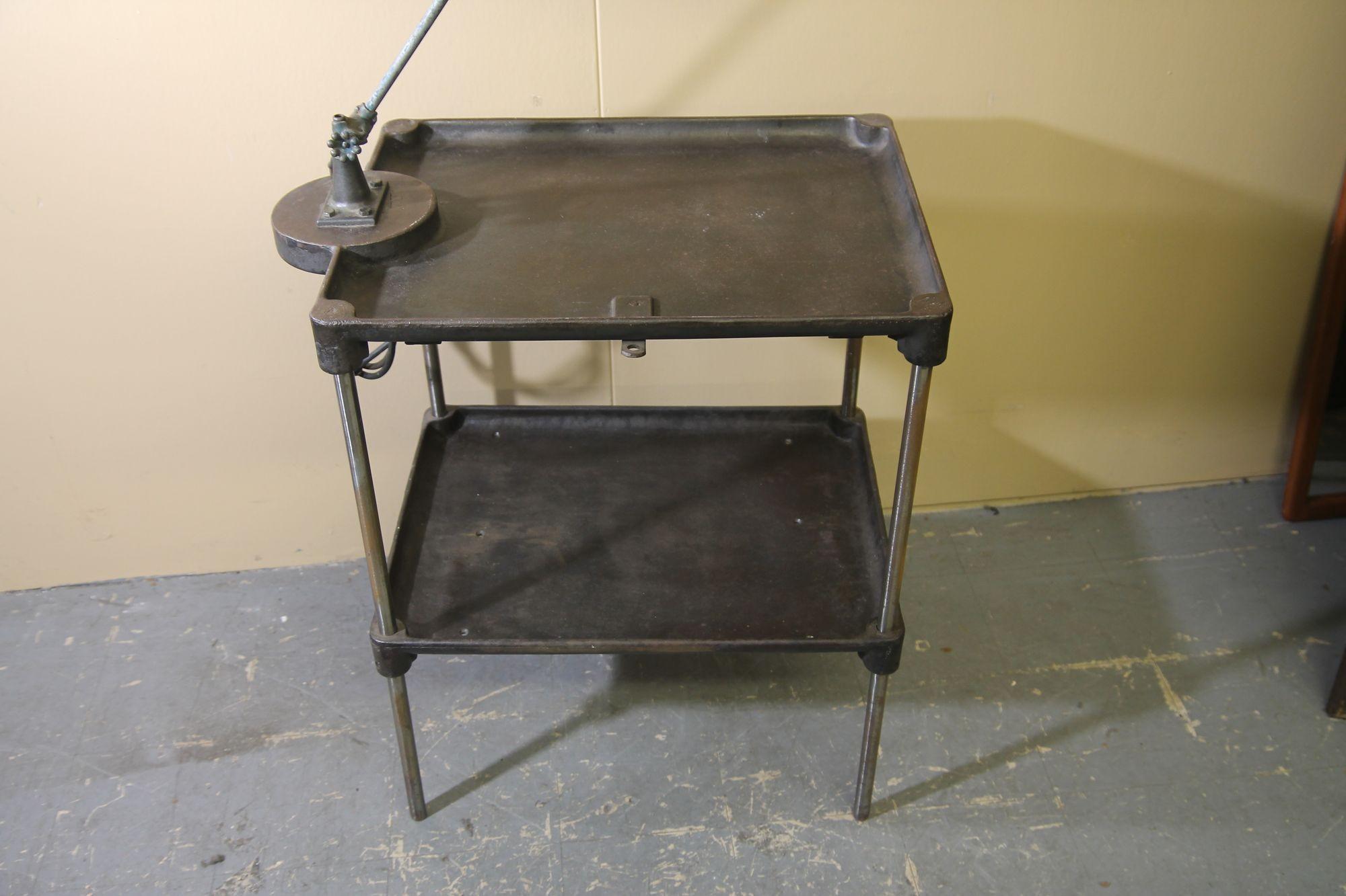 Industrieller Vintage-Arbeitstisch aus Metall aus Metall mit weißer OC-Lampe angebracht im Angebot 1