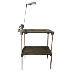 Industrieller Vintage-Arbeitstisch aus Metall aus Metall mit weißer OC-Lampe angebracht