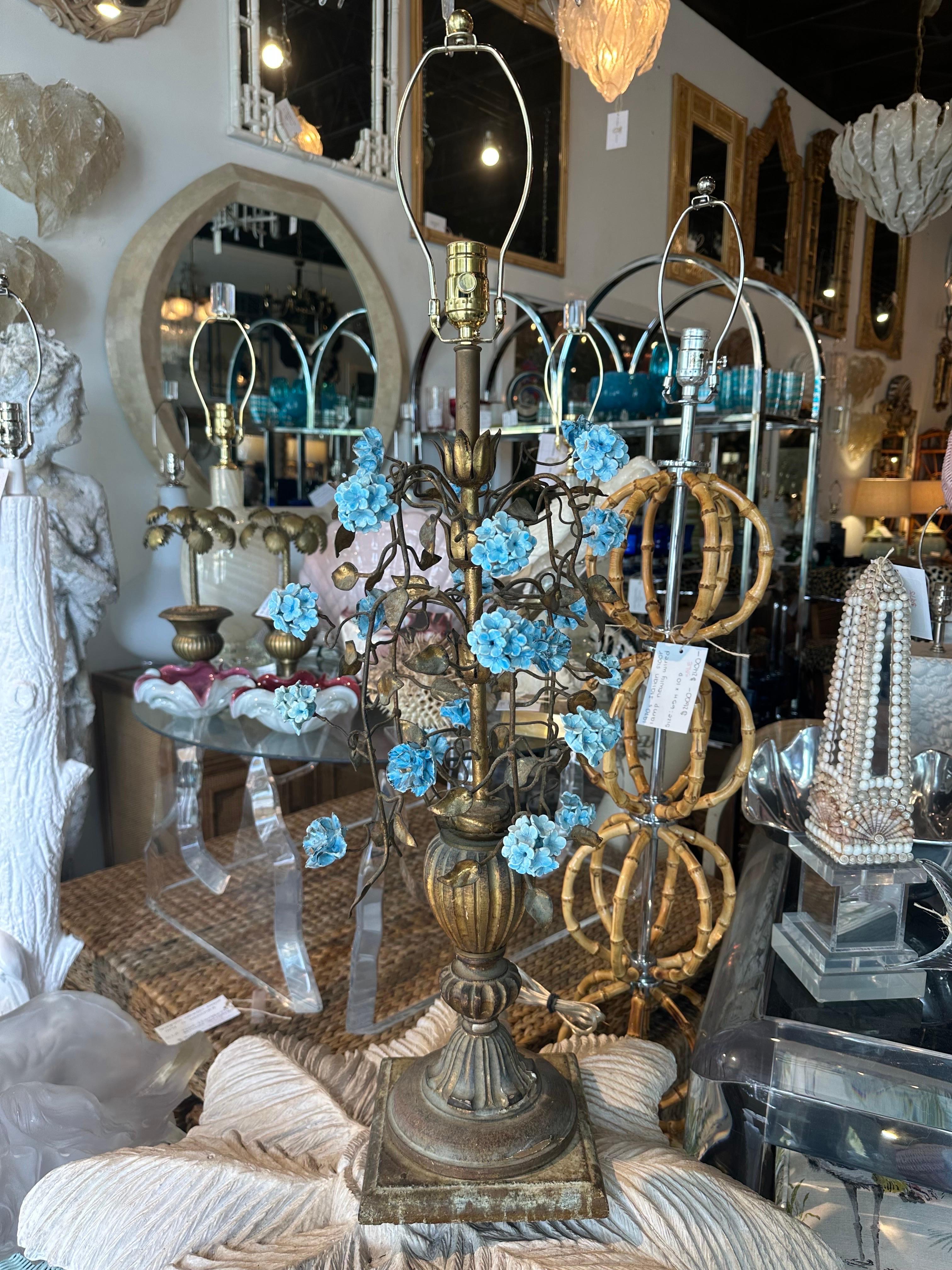 Lampe de bureau italienne Hydrangea bleue en métal et porcelaine, nouvellement câblée  en vente 4