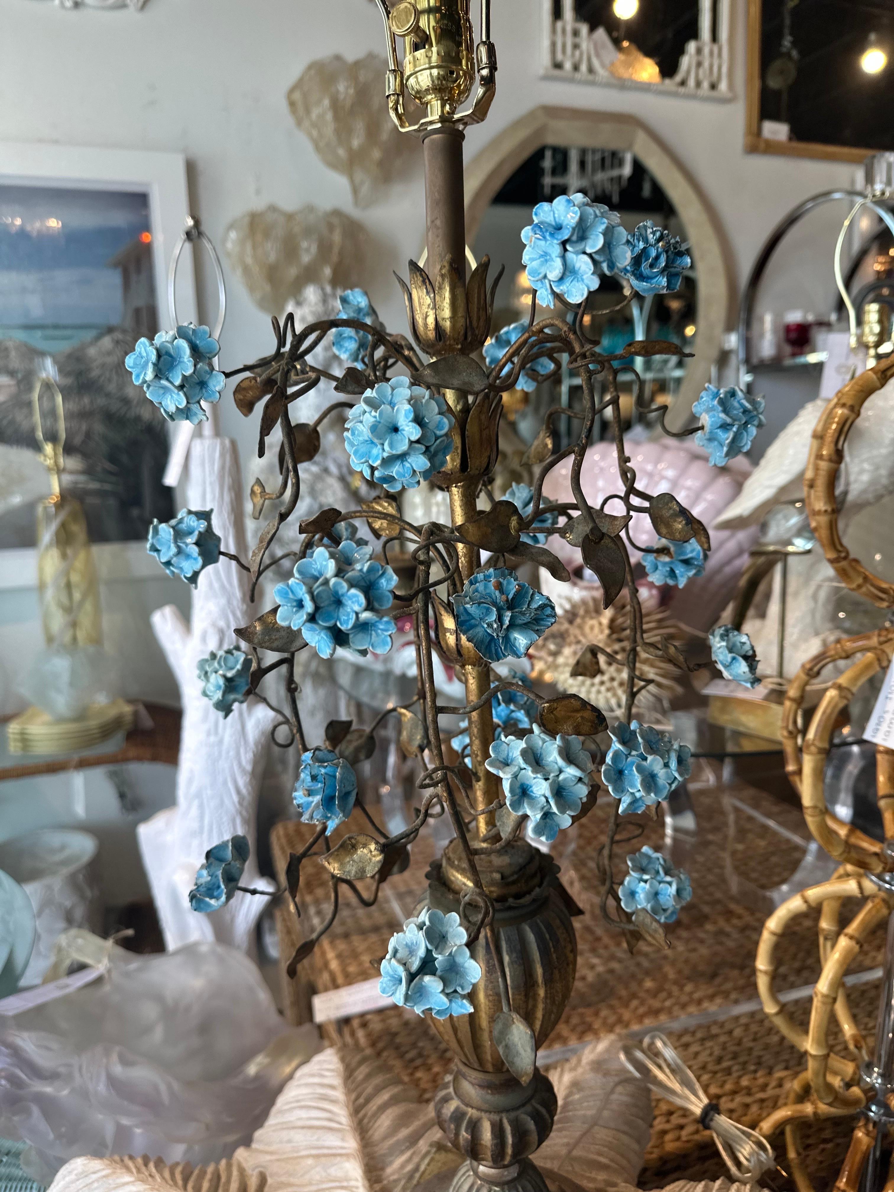 Vintage Metal Italian Tole & Porcelain Blue Hydrangea Table Lamp Newly Wired  For Sale 6