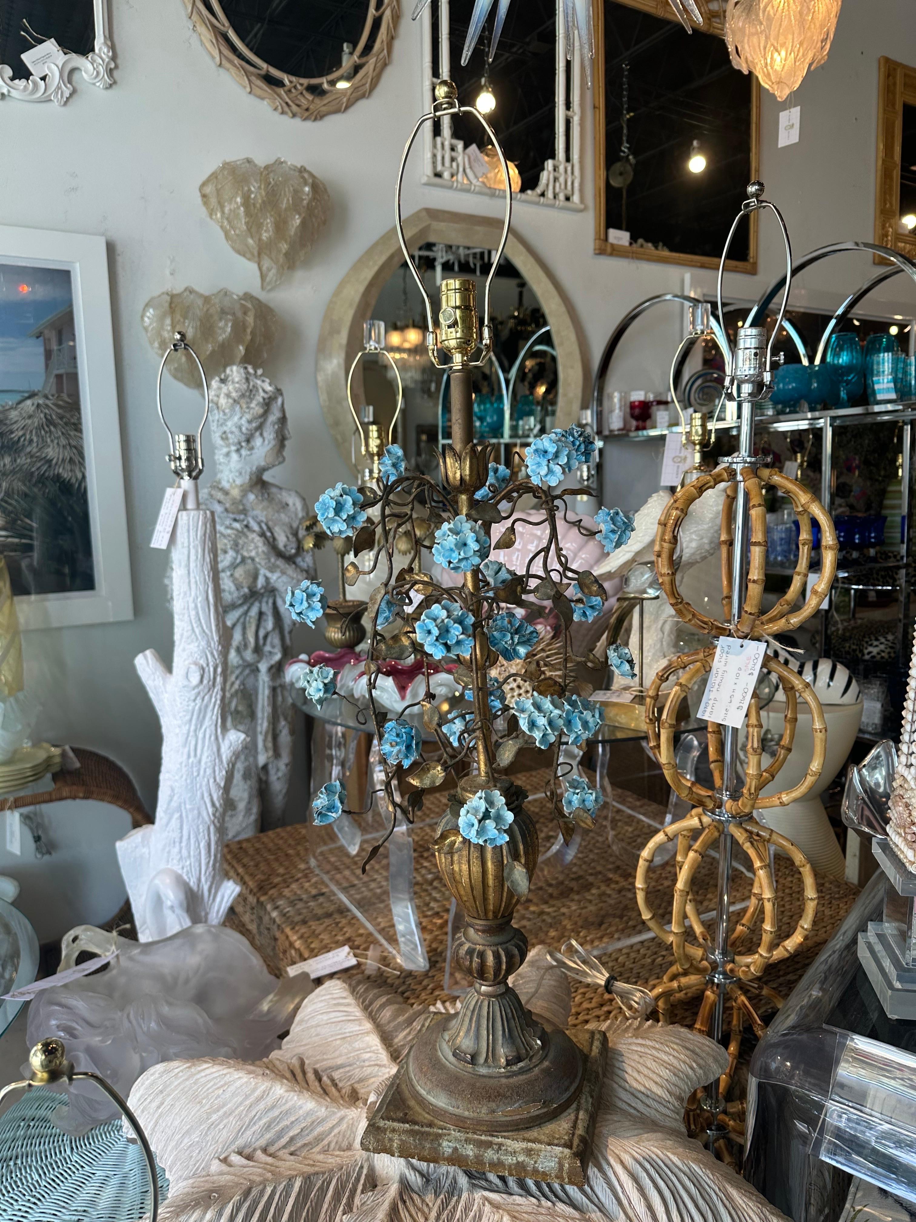 Art déco Lampe de bureau italienne Hydrangea bleue en métal et porcelaine, nouvellement câblée  en vente