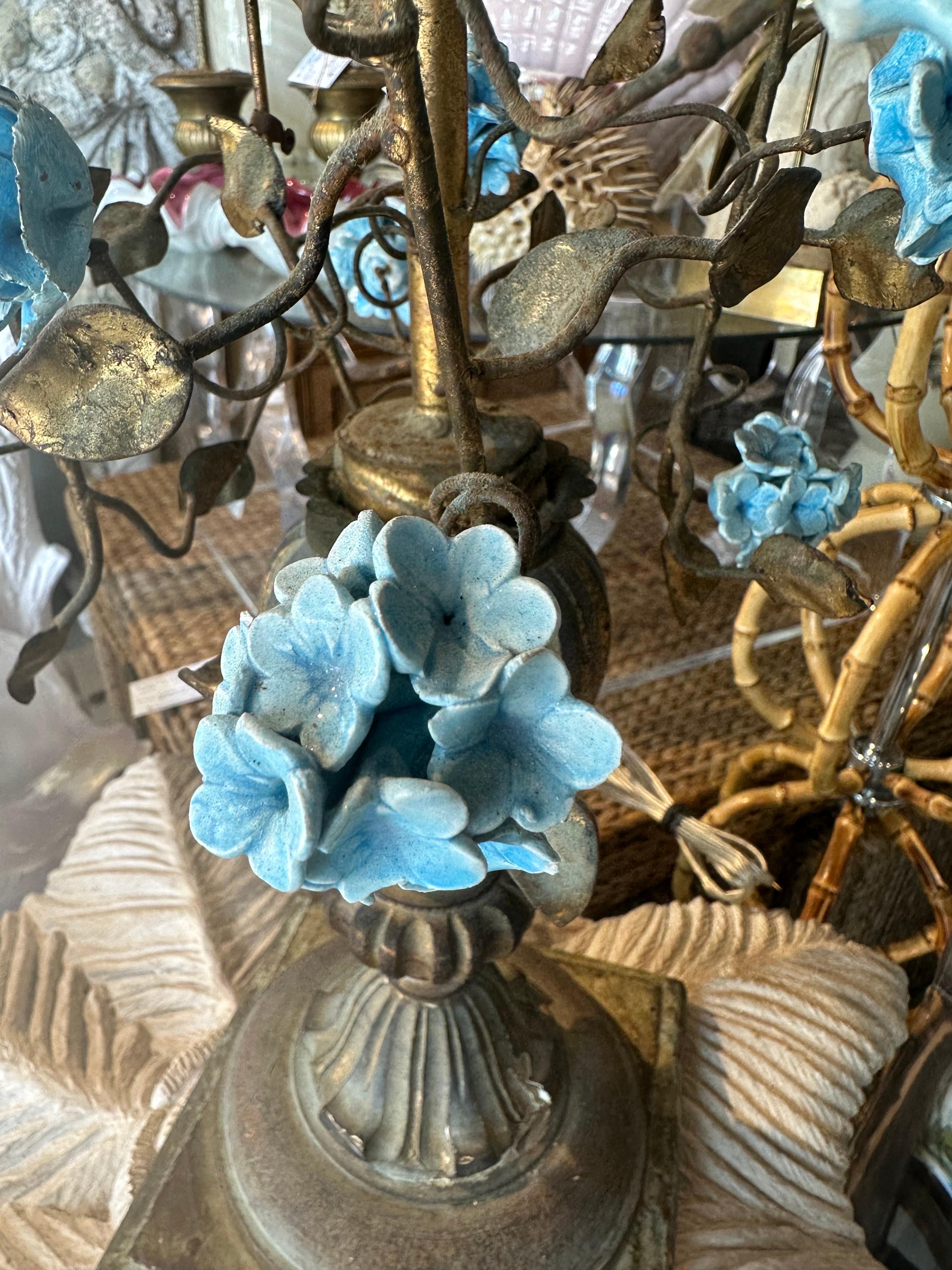 Lampe de bureau italienne Hydrangea bleue en métal et porcelaine, nouvellement câblée  Bon état - En vente à West Palm Beach, FL
