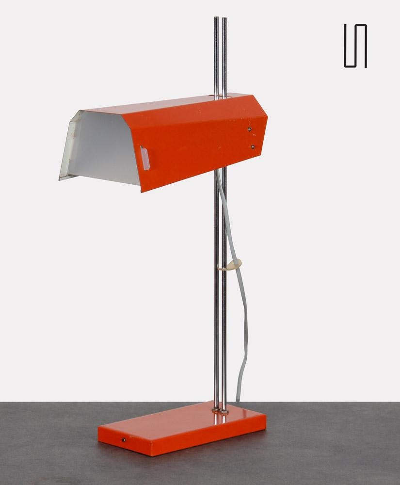 Cette lampe vintage est en métal, certaines parties sont orange. Il s'agit du modèle conçu par Josef Hurka vers 1970 pour l'éditeur tchèque Lidokov. La hauteur et l'orientation de l'abat-jour sont réglables. Cette lampe est en bon état d'origine.