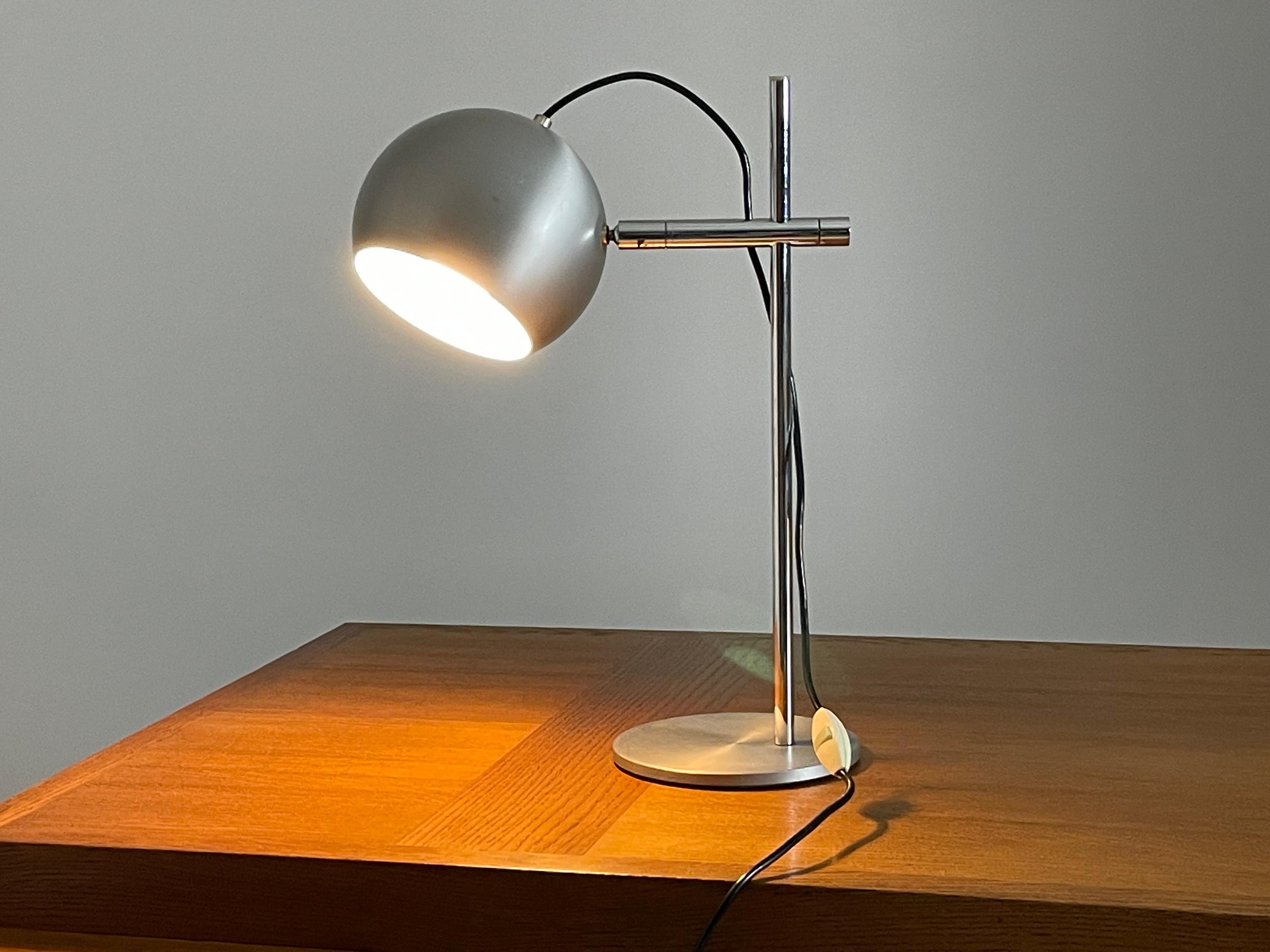 Lampada da tavolo in metallo vintage degli anni '70. La testa è regolabile. Buone condizioni. Dimensioni: L 34 X P 18 X H 47 cm.