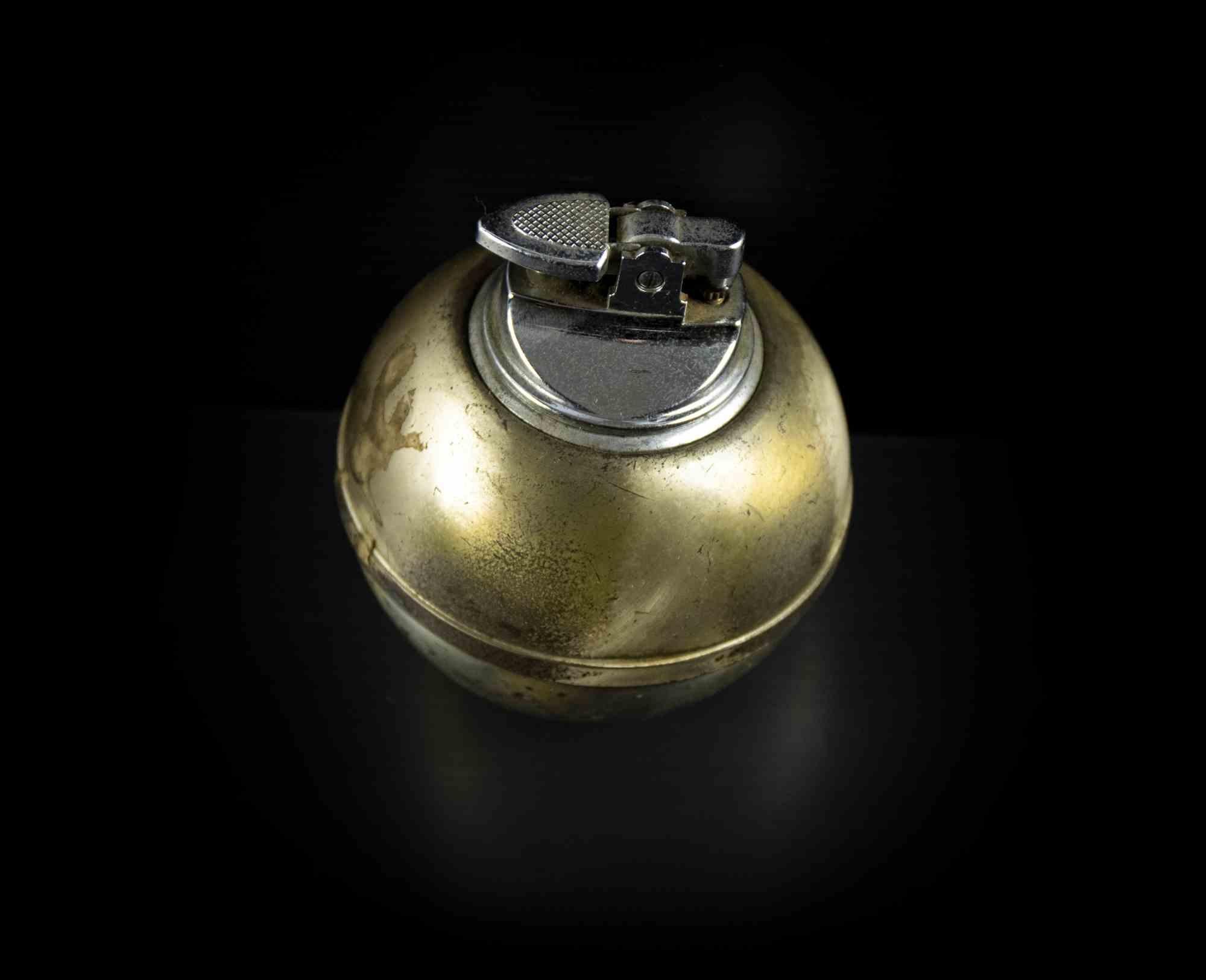Vintage metal lighter is a original decorative object realized in the mid-20th century.

Made in Italy. 

The object has a spherical shape and is realized completely in metal

Fair conditions: some rust is present on the surface.