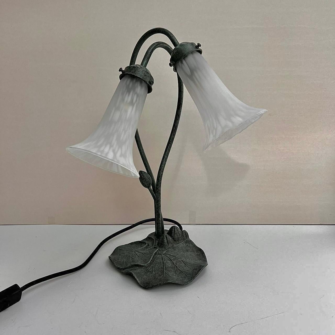Art nouveau Lampe de bureau nénuphar vintage en métal avec deux abat-jour en forme de nénuphar blanc, Belgique en vente