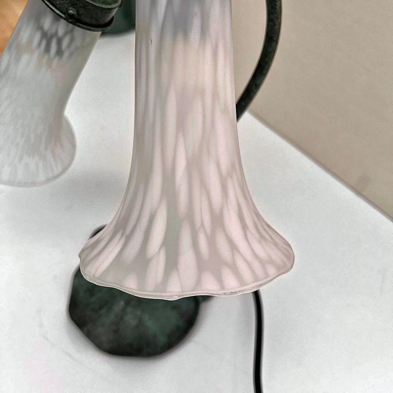Métal Lampe de bureau nénuphar vintage en métal avec deux abat-jour en forme de nénuphar blanc, Belgique en vente