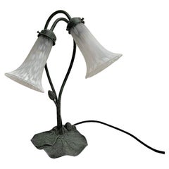 Lampe de bureau nénuphar vintage en métal avec deux abat-jour en forme de nénuphar blanc, Belgique