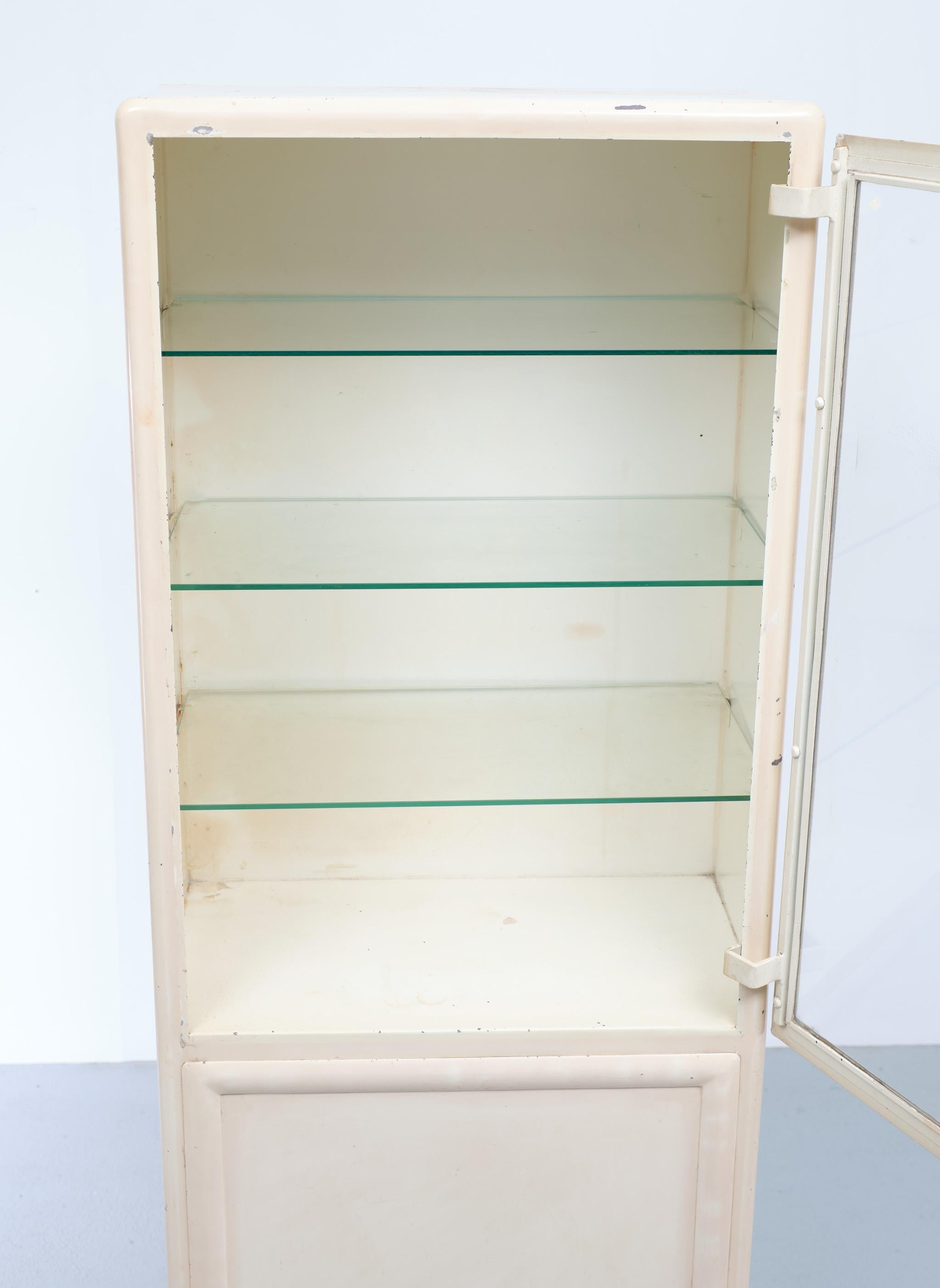 Vintage Metal Medical Cabinet Czech Republic, 1950 In Good Condition In Den Haag, NL