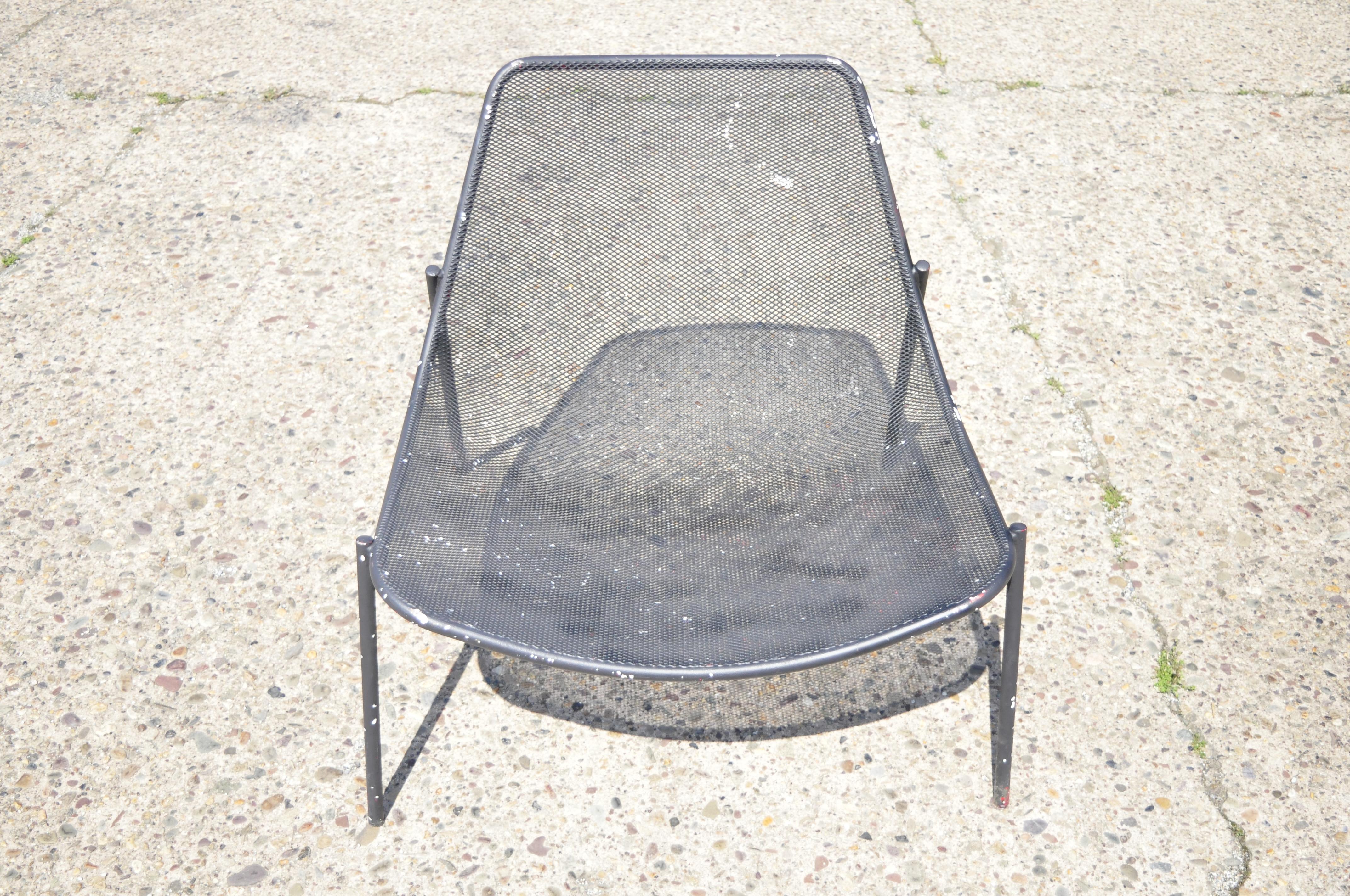 Vintage Metal Mesh Perforated Wide Seat Modern Patio Garden Lounge Chair im Zustand „Gut“ im Angebot in Philadelphia, PA
