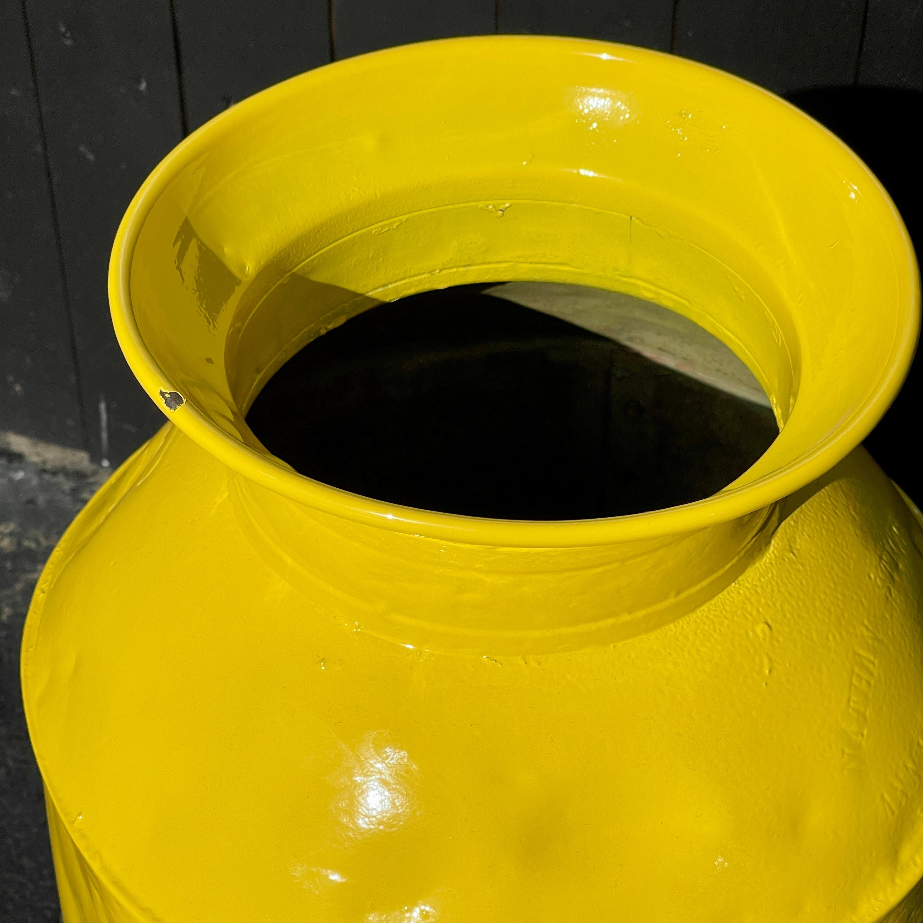 Mesa auxiliar vintage de metal con jarra de leche, recubierta de polvo amarillo, sol brillante en venta 2