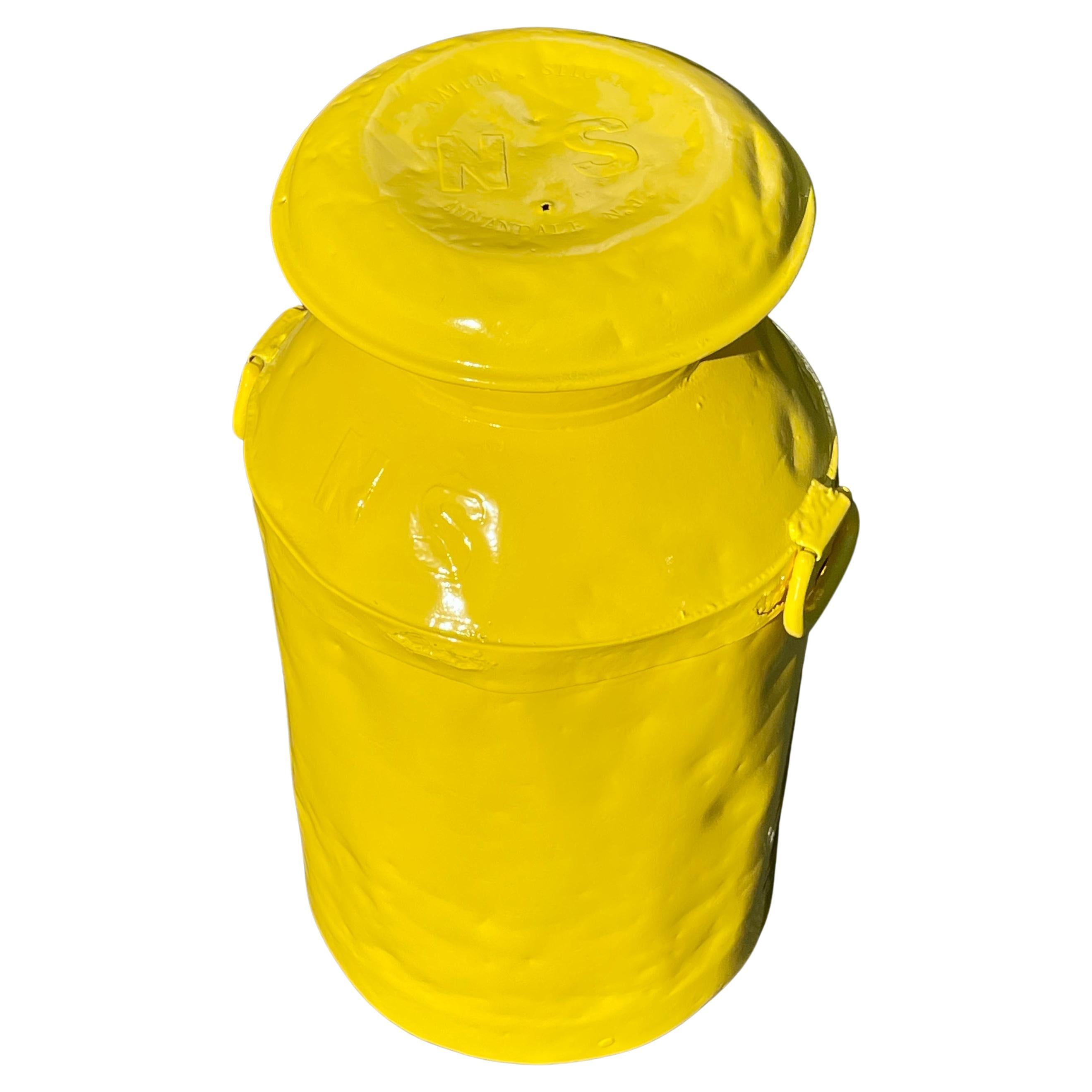 Mesa auxiliar vintage de metal con jarra de leche, recubierta de polvo amarillo, sol brillante Estadounidense en venta