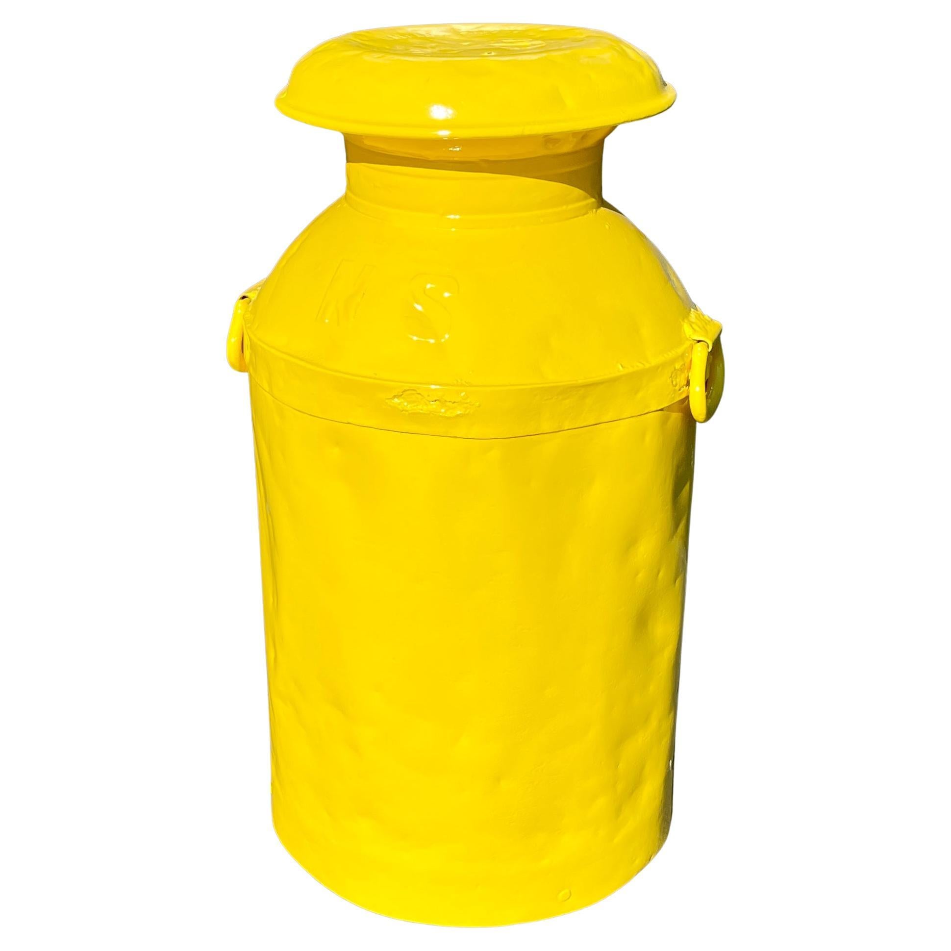 Mesa auxiliar vintage de metal con jarra de leche, recubierta de polvo amarillo, sol brillante Industrial en venta