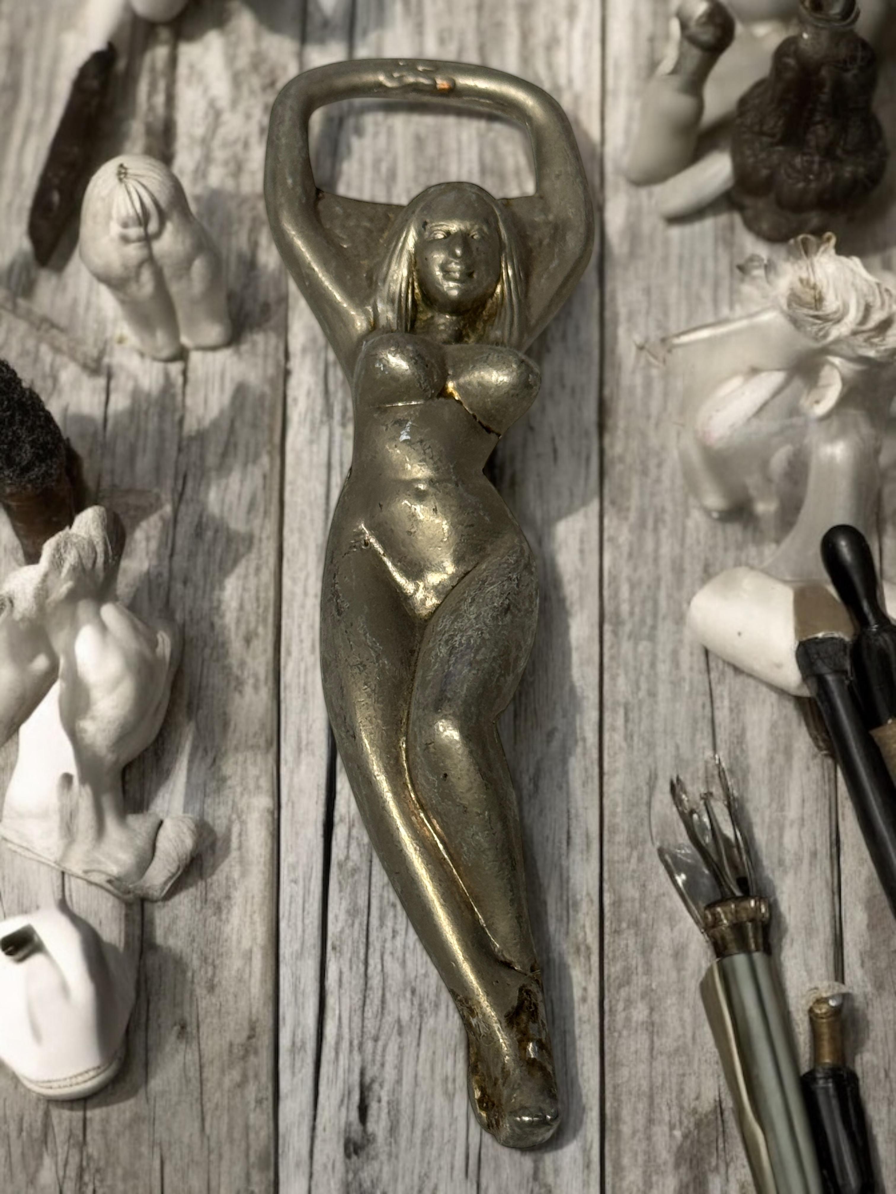Vintage Metall Nude Mädchenflaschenöffner MidCentury Modern Metall Breweriana Barware, Vintage im Angebot 3