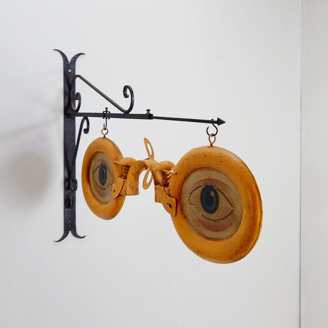 Rótulo metálico vintage de comercio de óptica
Tienda Decoración industrial - Letrero de óptico Antiguo
Gran cartel metálico amarillo de gafas de DOBLE LADO con un soporte metálico de pared para fijar el cartel.
Medidas : 103x14cm H:70cm 
Materiales