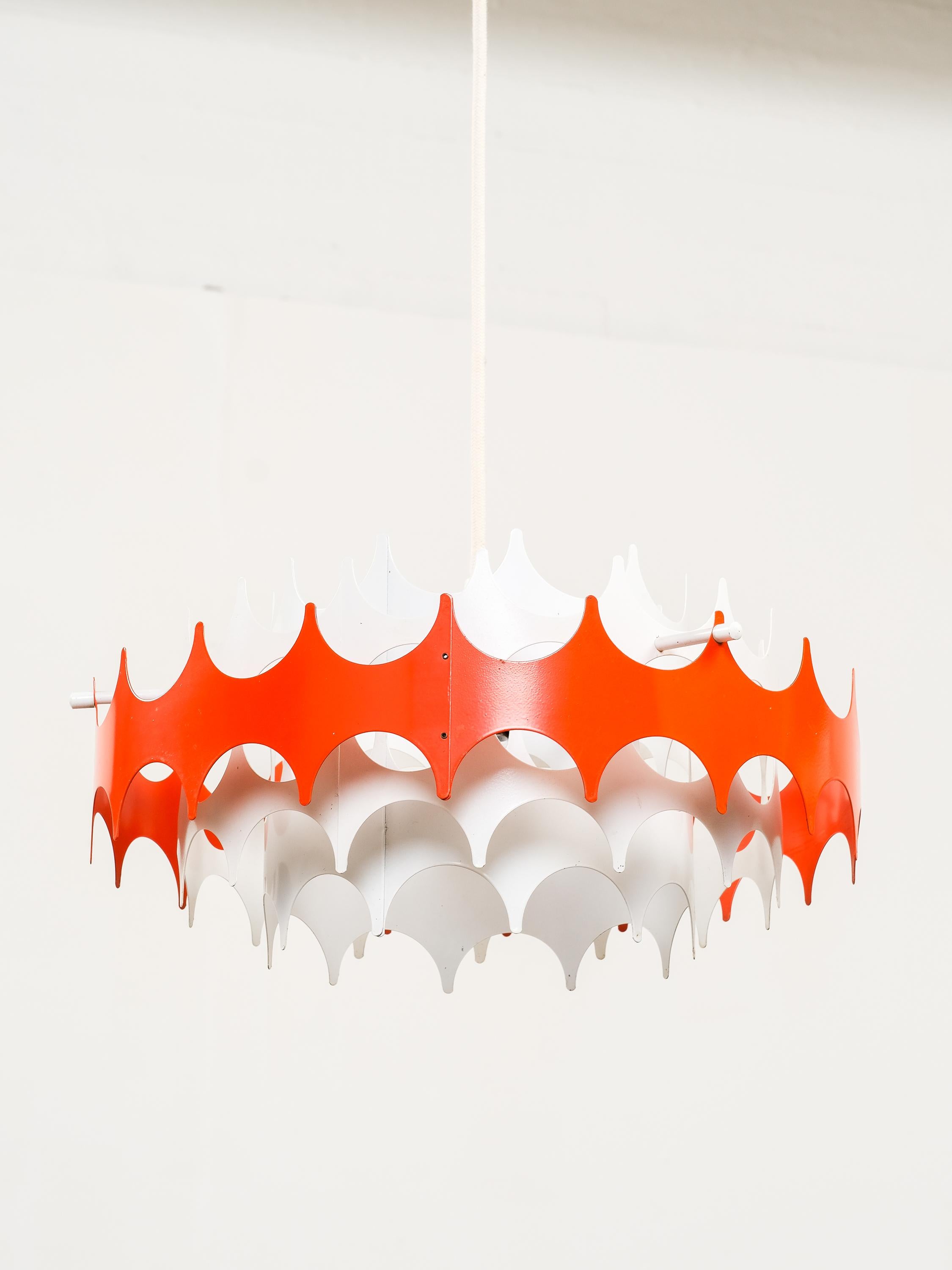 Schöne Metall-Hängeleuchte der deutschen Firma Doria Leuchten aus den 1960er Jahren. Hochwertige Verarbeitung mit einem fantastischen Erscheinungsbild. Das Design schafft ein spektakuläres Lichtspiel im Raum.