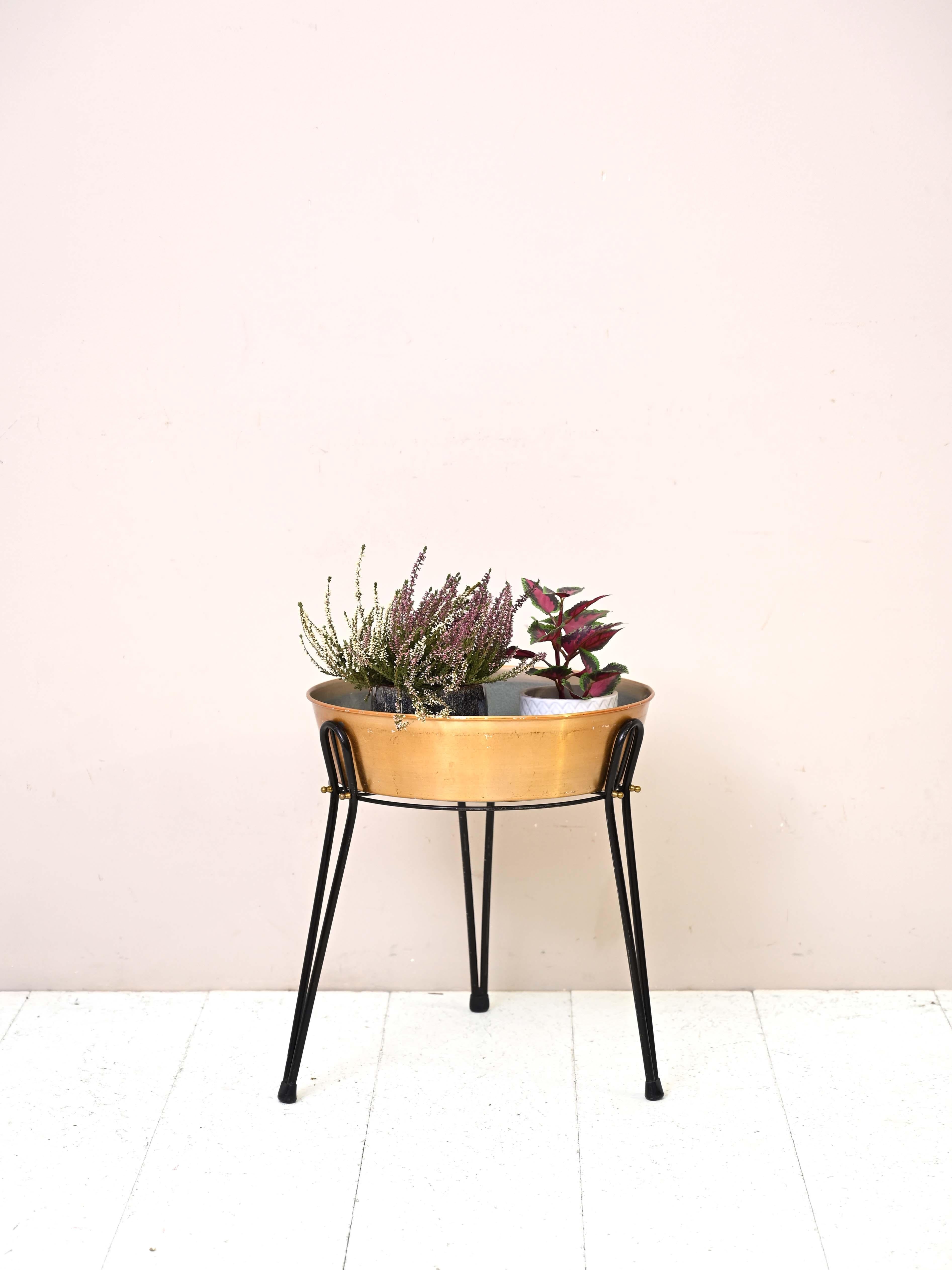 Original Scandinavian planter.

A practical and small item to be used as a riser and pot for plants.
The structure consists of a copper-plated metal base that rests on black-painted metal legs. The feet have rubber toe caps to keep them from