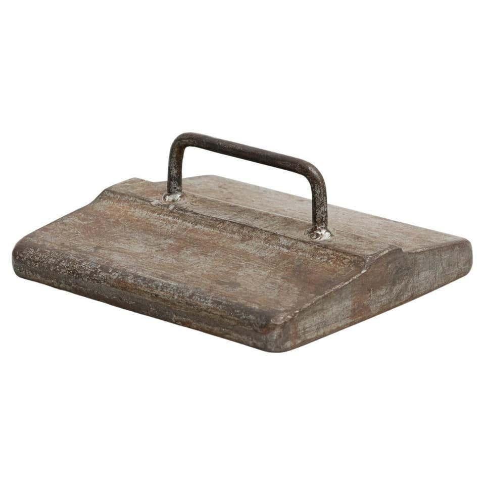 Vintage Metal Printing Press Tool, Spain, circa 1970 – Original Condition

This vintage metal printing press tool, crafted in Spain circa 1970, offers a unique glimpse into the world of traditional printing and craftsmanship. While the manufacturer