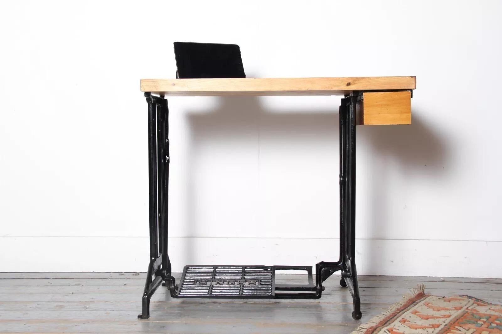 Vintage Metal & Reclaimed Wood Industrial Machinists Ingenieure Schreibtisch

Ein auffälliger alter Ingenieurs-/Maschinentisch. Der Schreibtisch verfügt über eine Platte aus aufgearbeitetem Holz, die für ein hochwertiges Finish gewachst und poliert