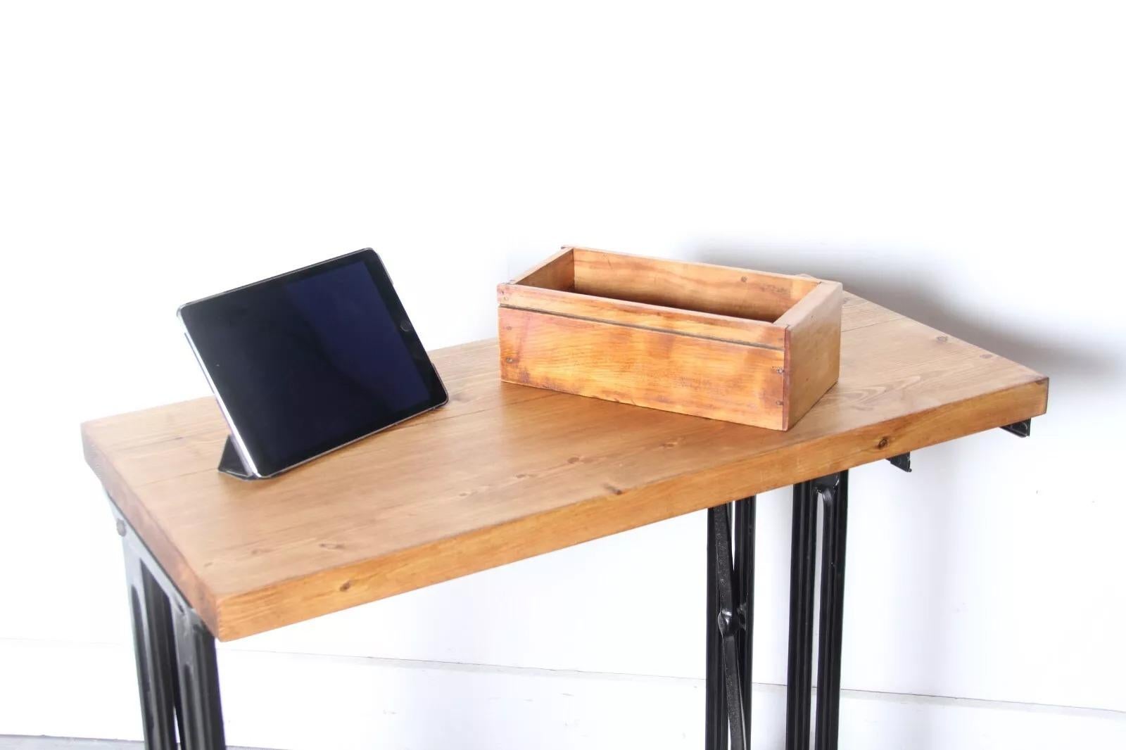 Vintage Metal & Reclaimed Wood Industrial Machinists Ingenieure Schreibtisch (Holz) im Angebot
