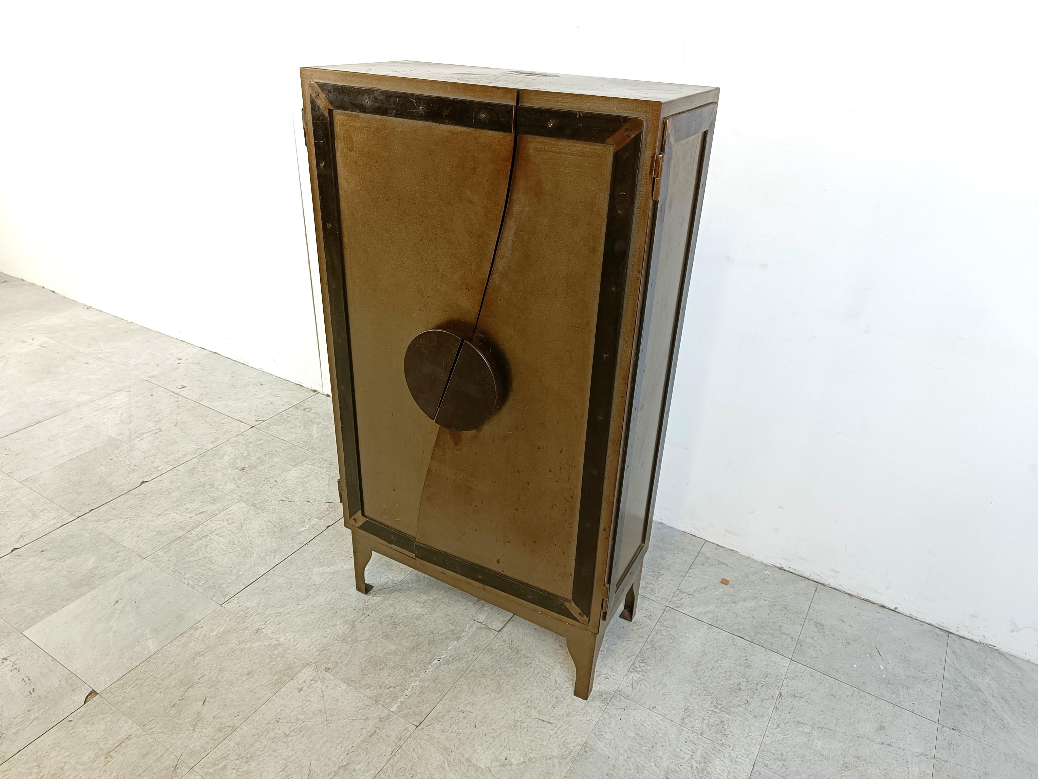 Armoire latérale métallique vintage, années 1970 en vente 1