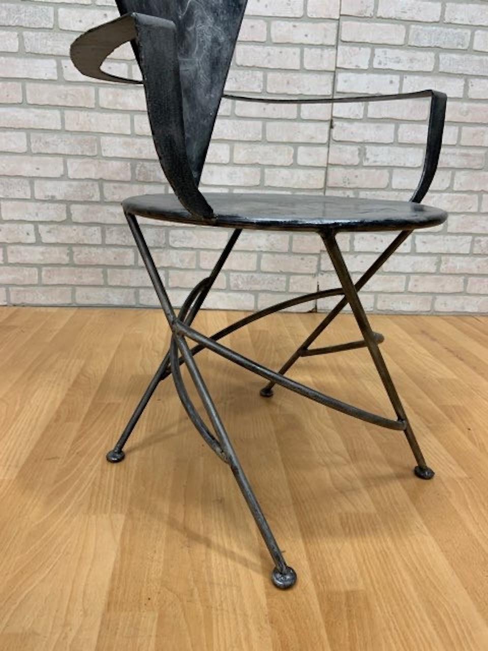 Postmoderne Chaise d'appoint vintage en métal avec dossier triangulaire et assise ronde en vente