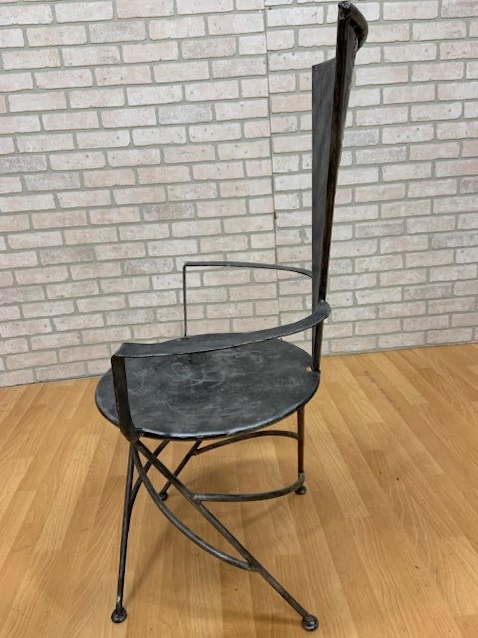 Chaise d'appoint vintage en métal avec dossier triangulaire et assise ronde Bon état - En vente à Chicago, IL