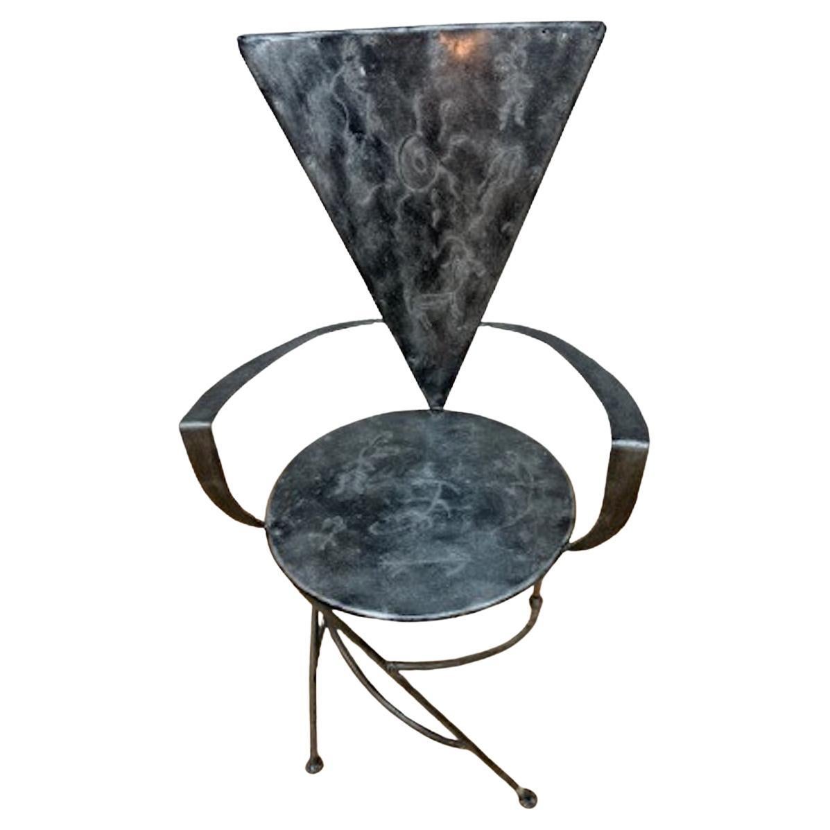 Chaise d'appoint vintage en métal avec dossier triangulaire et assise ronde