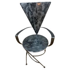 Chaise d'appoint vintage en métal avec dossier triangulaire et assise ronde
