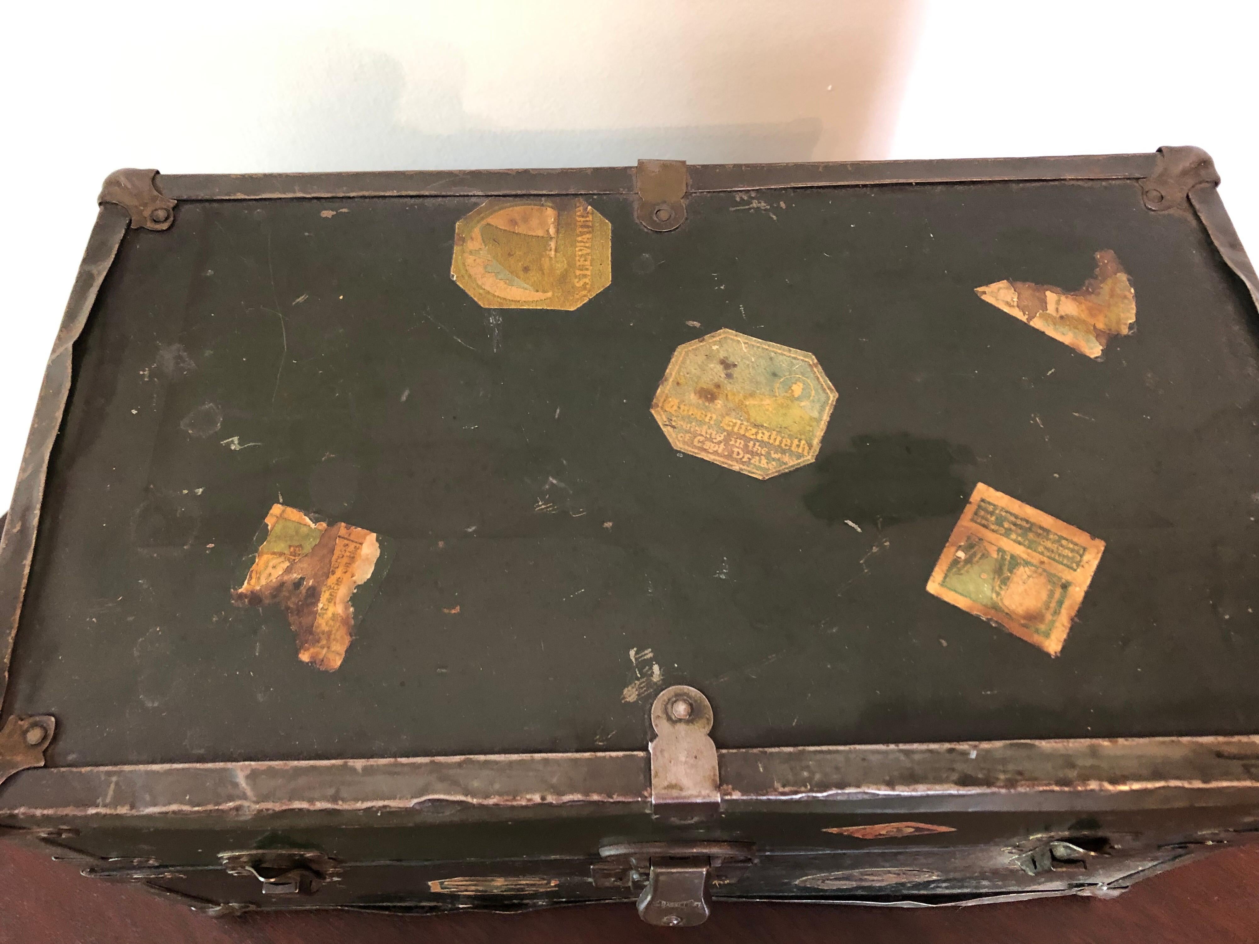 Vintage Metal Steamer Trunk with Luggage Label, Small In Fair Condition For Sale In Stockton, NJ