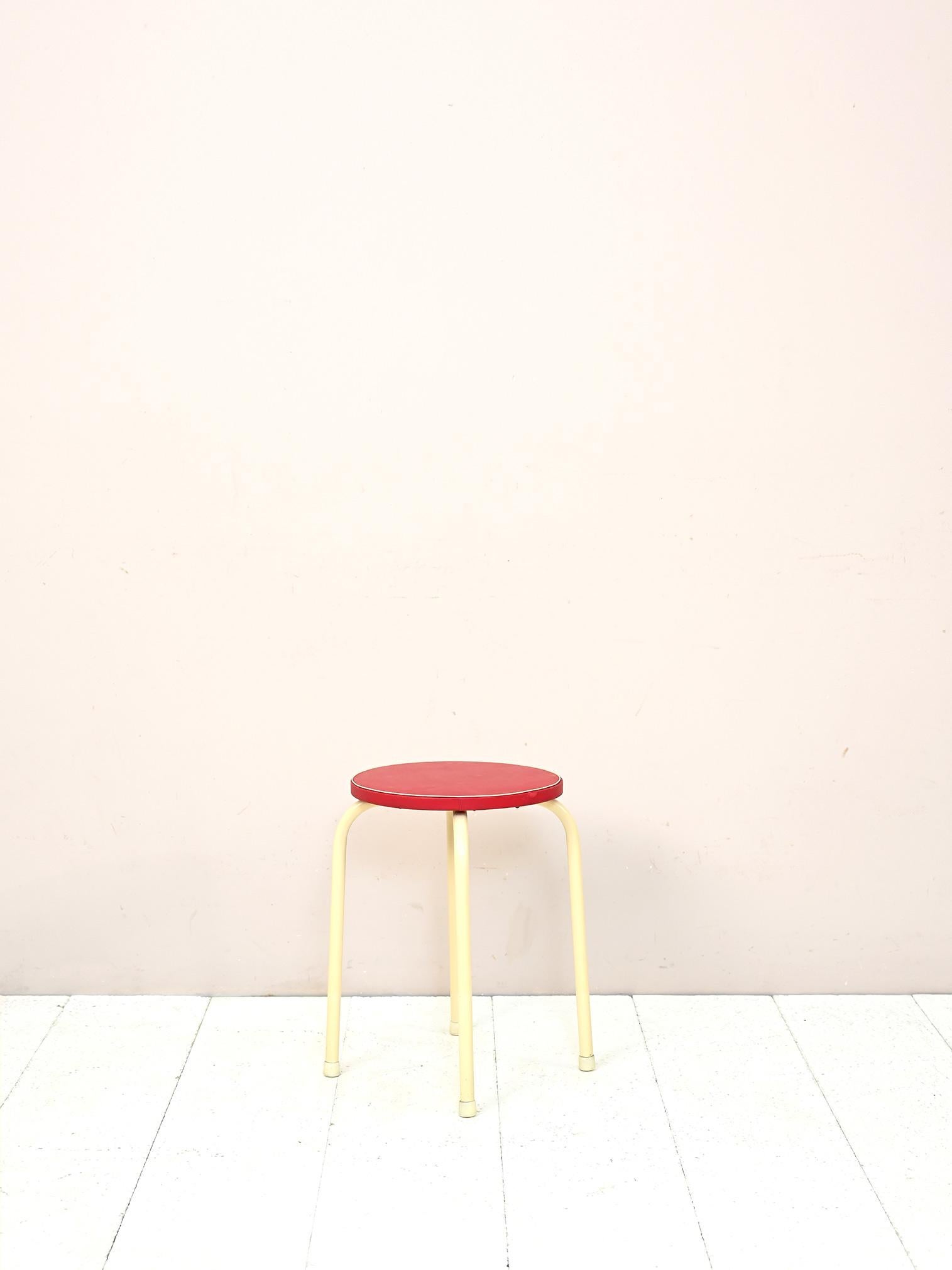 Skandinavischer Hocker aus den 1960er Jahren.

Besteht aus einem weiß lackierten Metallrohrgestell und einem gepolsterten Sitz mit rotem Kunstlederbezug.
Ein Möbelstück im Retrostil, das sowohl als Sitzgelegenheit als auch als kleiner Tisch