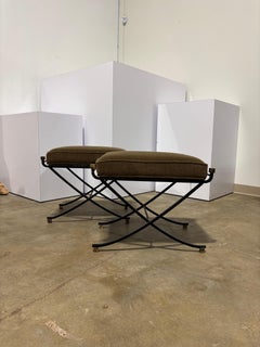 Tabourets en métal vintage avec coussins d'assise nouvellement rembourrés, deux disponibles