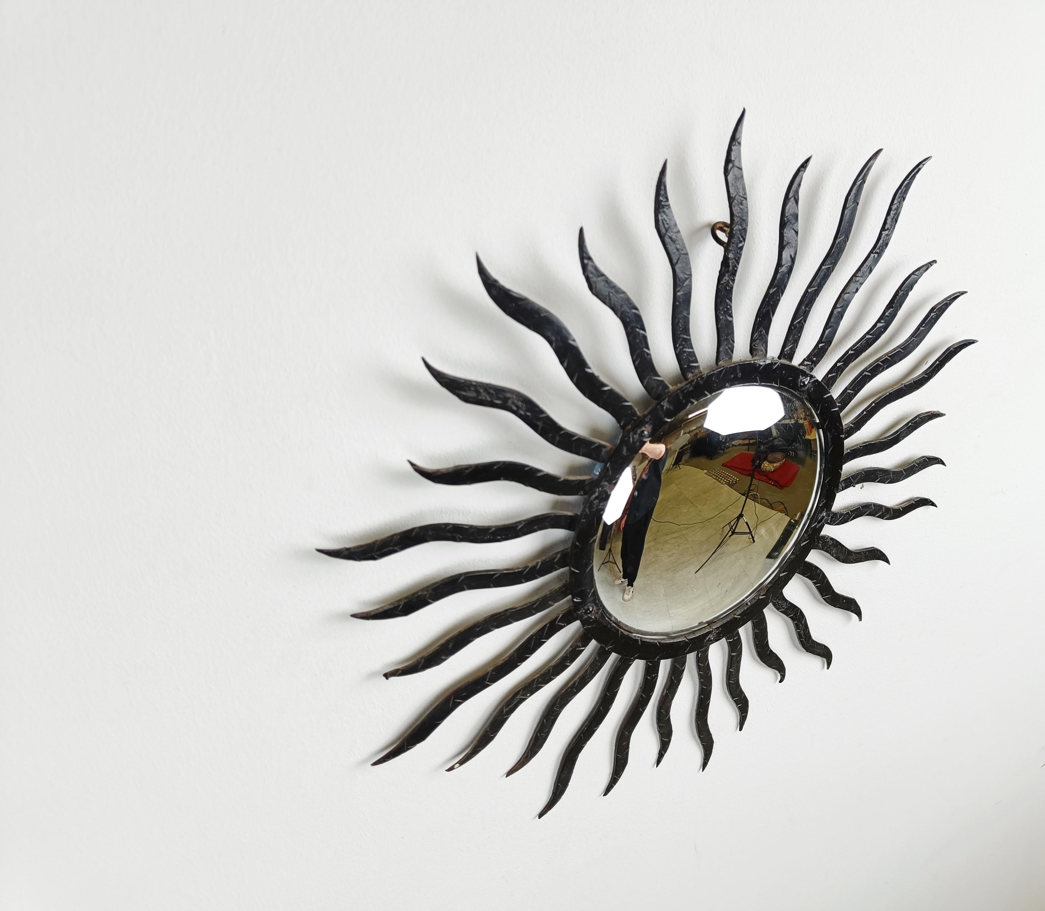 Midcentury metal sunburst or flower mirror with convex glass.

This mirror fits in most interiors and is a perfect add-on for a regency style interior.

Good condition.

France - 1970s

Diameter: 50cm/19.68'.

   
