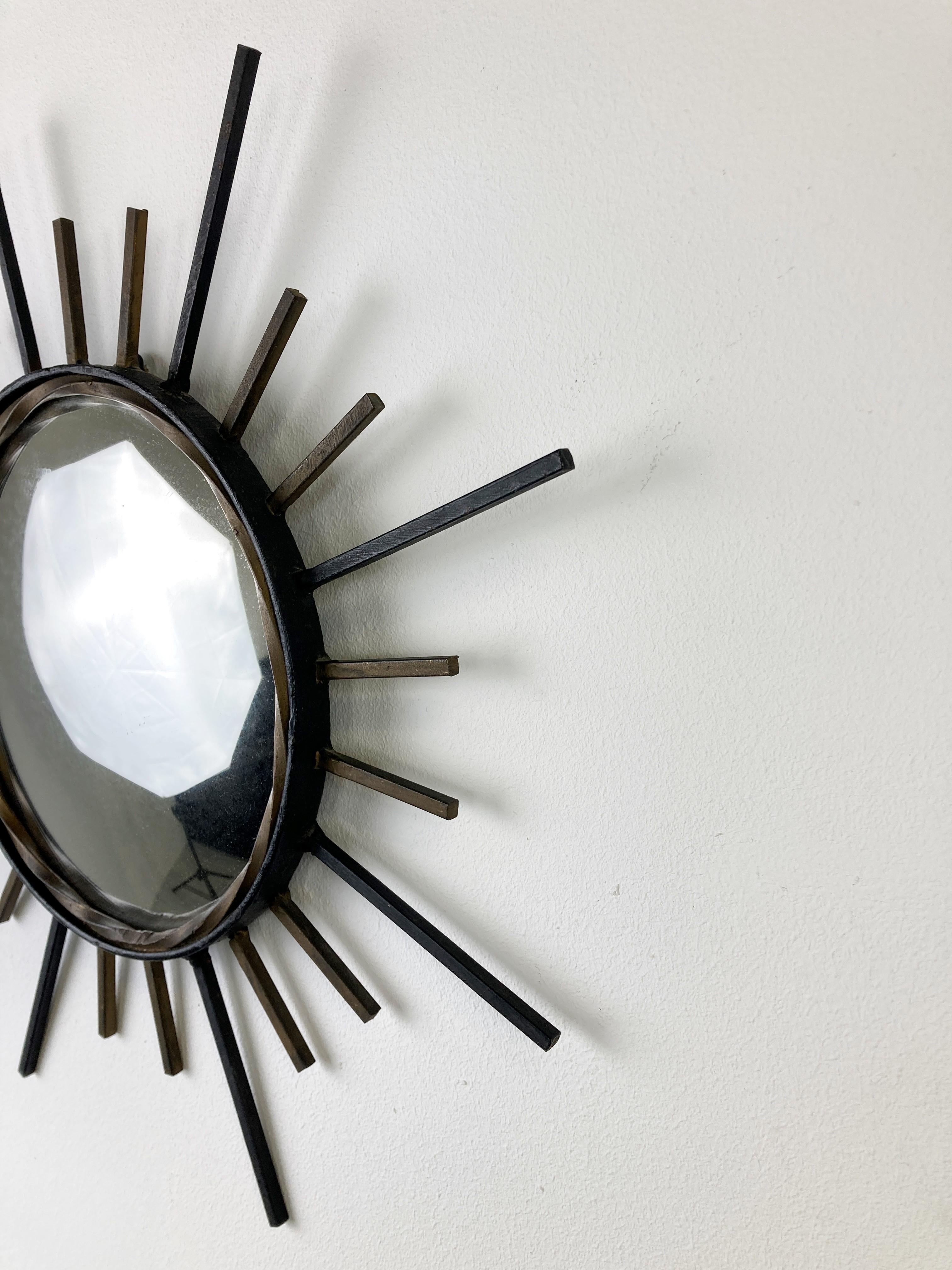 Midcentury metal sunburst mirror with convex glass.

This mirror fits in most interiors and is a perfect add-on for a regency style interior.

Good condition.

France - 1970s

Diameter: 40cm/15.74'

Ref: 8745642.


