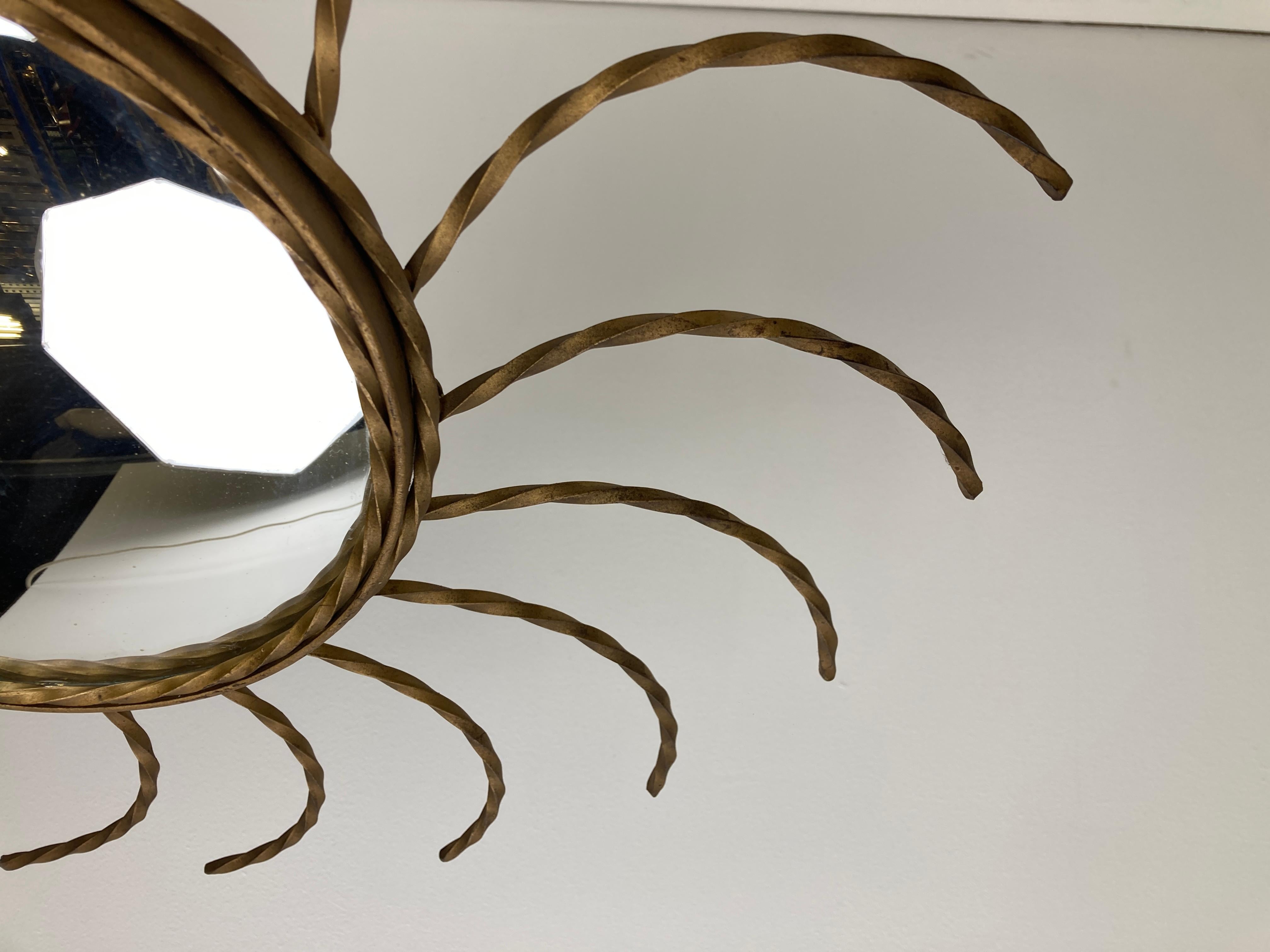 Miroir doré en forme de soleil du milieu du siècle avec verre convexe.

Ce miroir s'adapte à la plupart des intérieurs et constitue un complément parfait pour un intérieur de style régence.

Bon état.

France - années 1970

Diamètre :