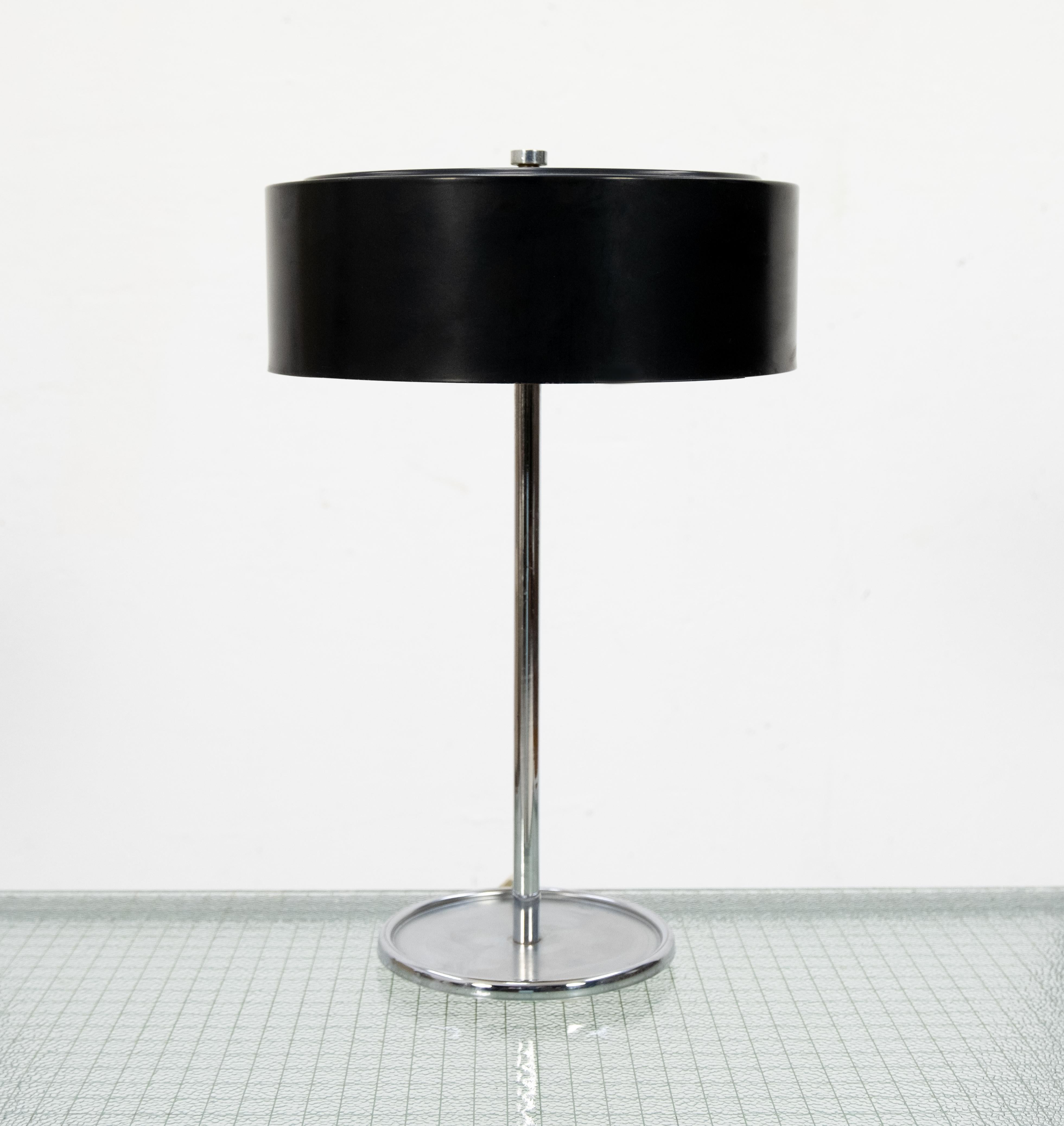 Very nice proportion table lamp. Chrome upright and a black metal shade, 1960s.

Two bulbs. Good condition. Stilnovo?
  
