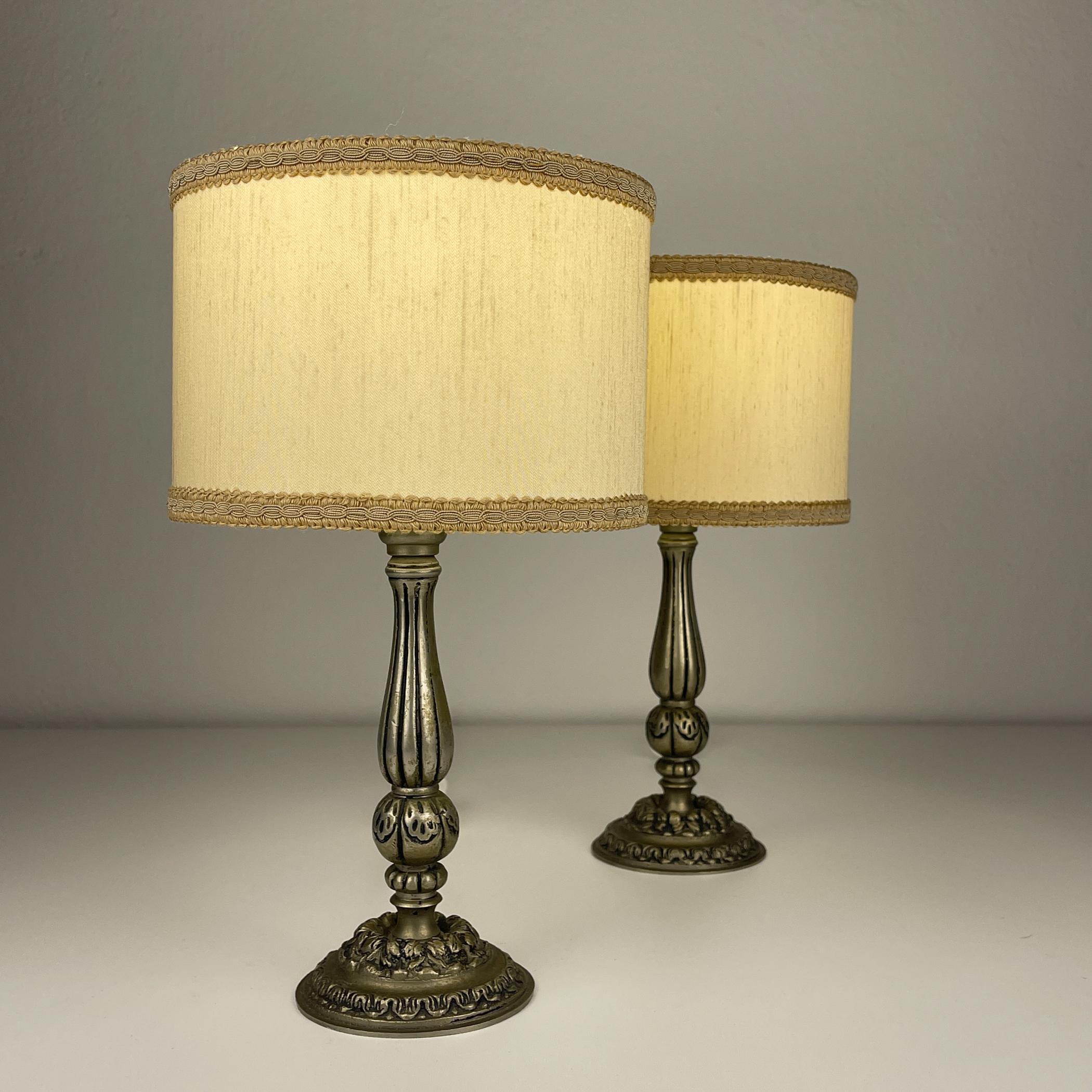 Schönes Paar Tischlampen, hergestellt in Italien in den 1960er Jahren.

Austausch der Verkabelung durch einen professionellen Elektriker.

Die Lampe ist in sehr gutem Vintage-Zustand. Die Lampenschirme sind in sehr gutem Zustand ohne