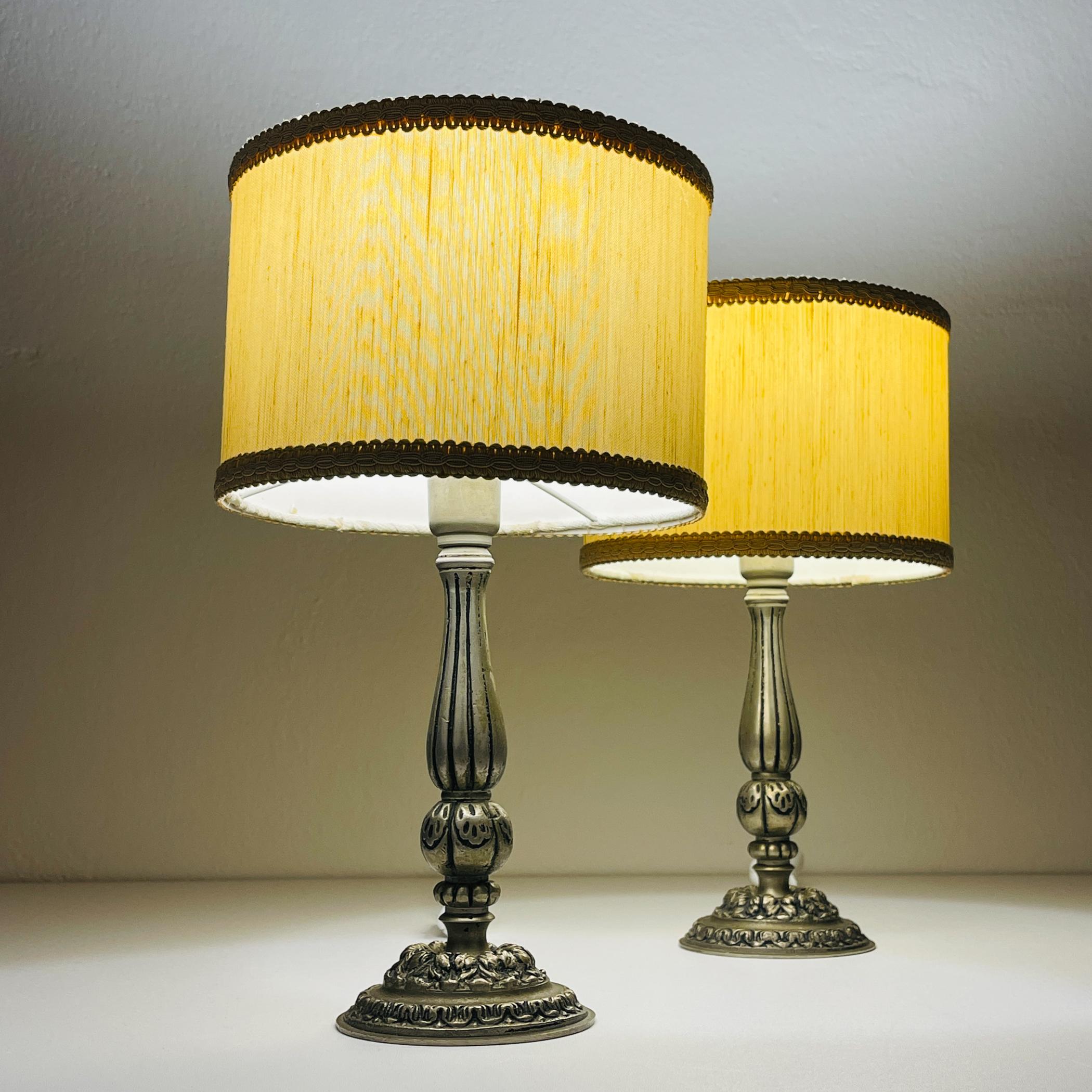 Vintage Tischlampe aus Metall, Italien 1960er, 2er Set (Art déco) im Angebot