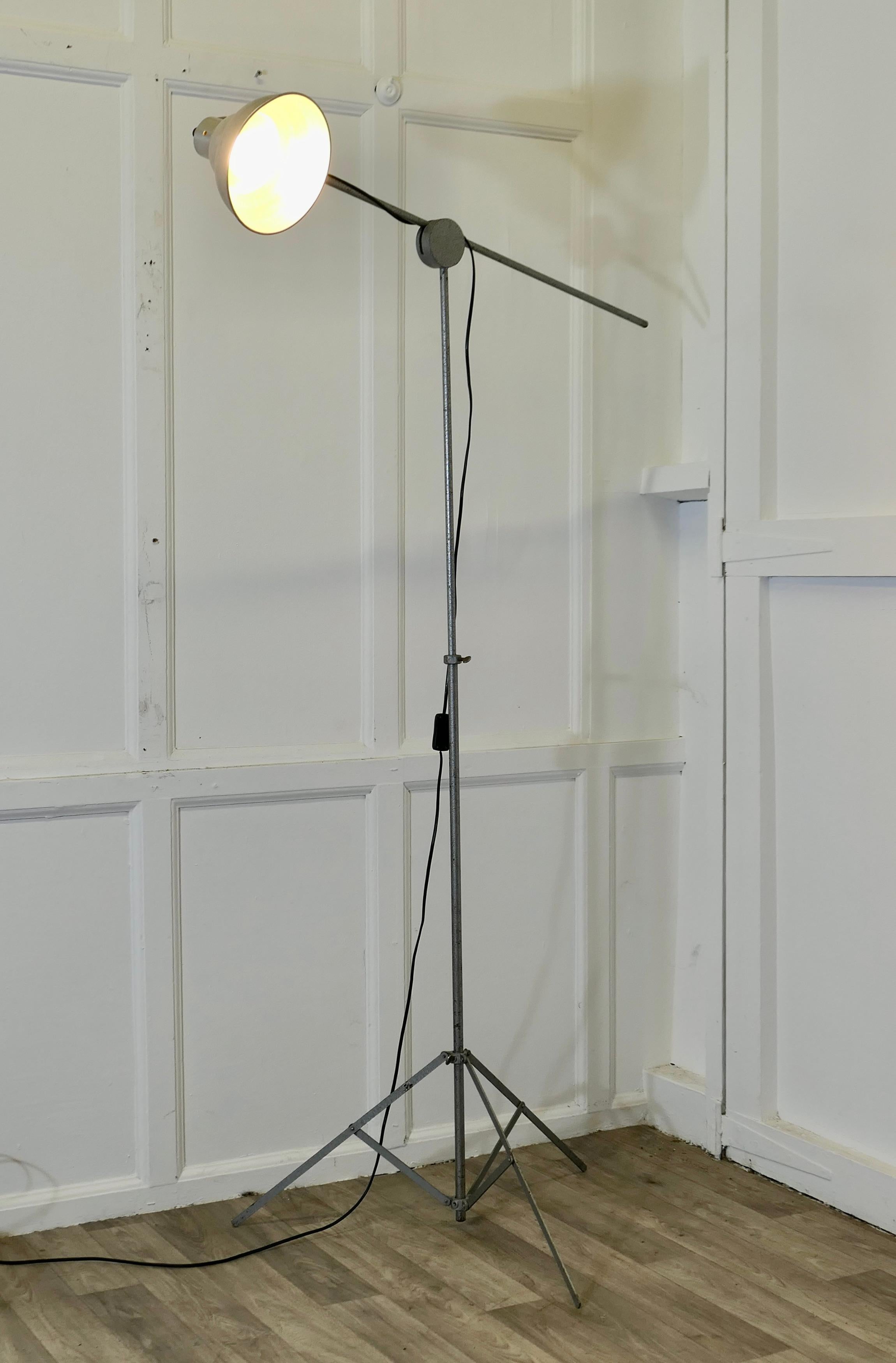 Milieu du XXe siècle Lampadaire télescopique réglable en métal Vintage en vente