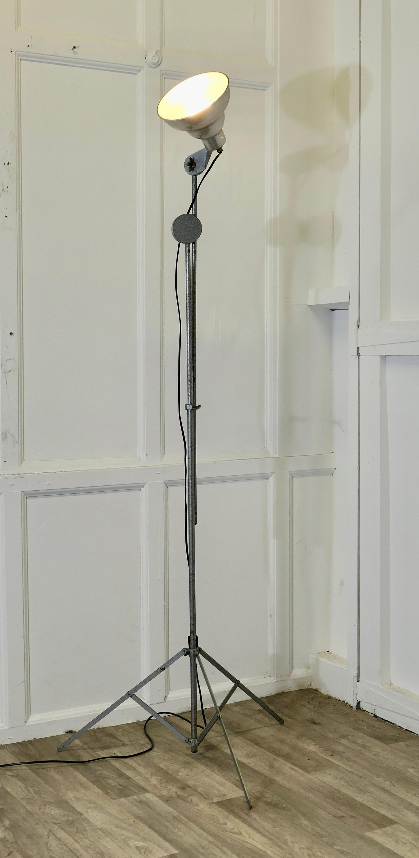 Métal Lampadaire télescopique réglable en métal Vintage en vente