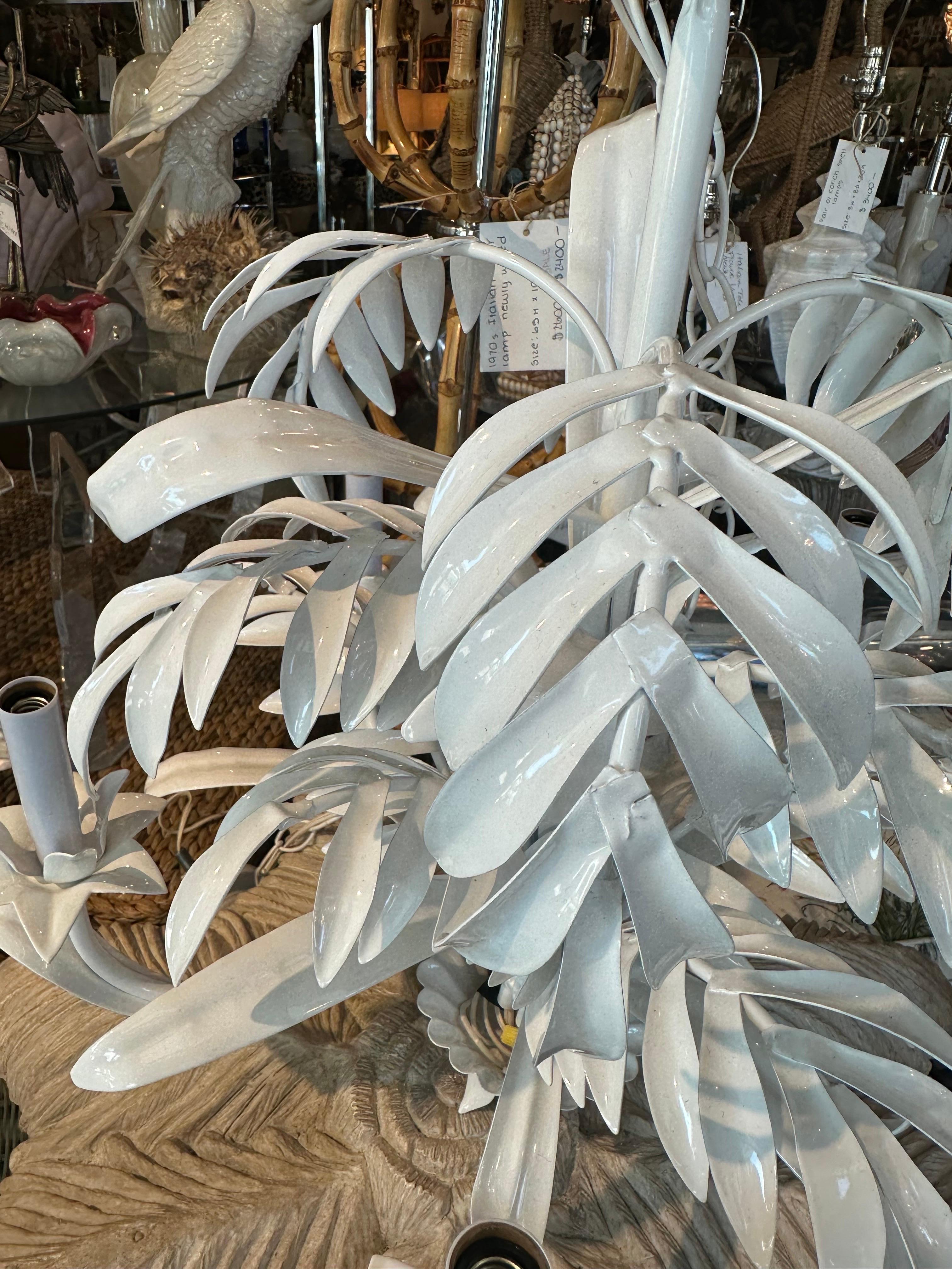 Vintage Metall Tole Palm Tree Beach Leaf Leaves Kronleuchter neu verkabelt restauriert  im Angebot 3