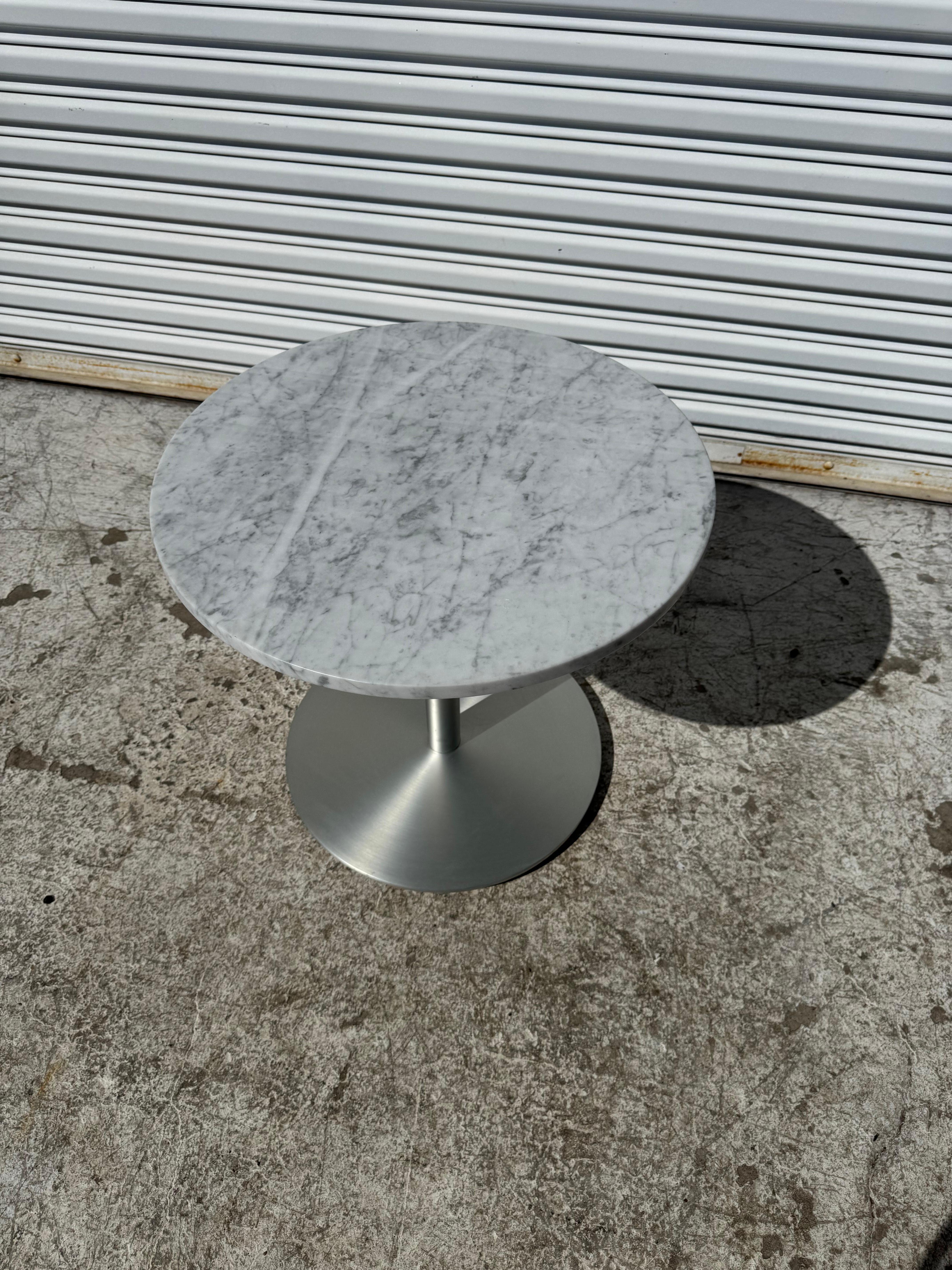 American Vintage Metal Tulip Base Round Marble Top Dining Table For Sale