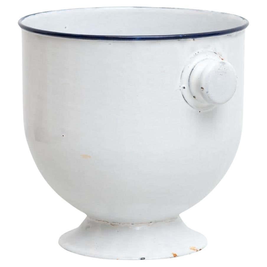 Vaso di metallo vintage - Spagna, CIRCA 1930

Descrizione:
Questo vaso vintage in metallo, realizzato in Spagna intorno al 1930 da un produttore sconosciuto, incarna l'eleganza e la semplicità del design del primo Novecento. Con le sue linee pulite