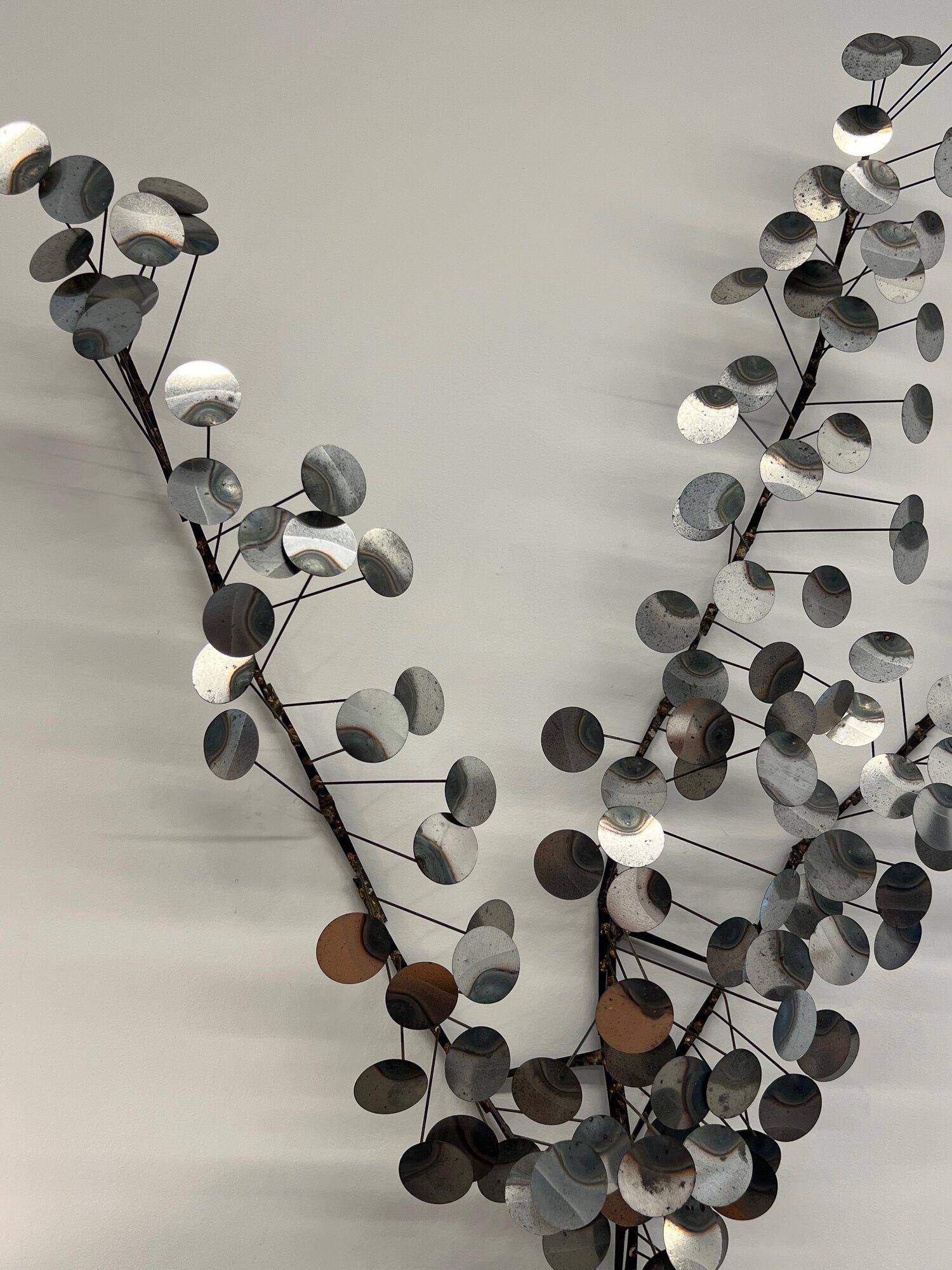 Große Wandskulptur aus Metall im Vintage-Stil. Geschweißter Nagelrücken mit kreisförmigen, vorstehenden Metallplättchen. Dieses Werk ist im Stil von Curtis Jere gehalten und ähnelt besonders der Skulptur 