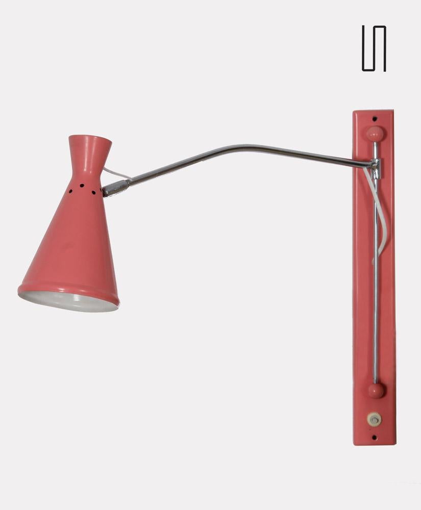 Cette lampe murale vintage est fabriquée en métal. Il s'agit d'une fabrication tchèque des années 1960. L'abat-jour et la plaque sont peints en rose. Le système électrique est neuf.  