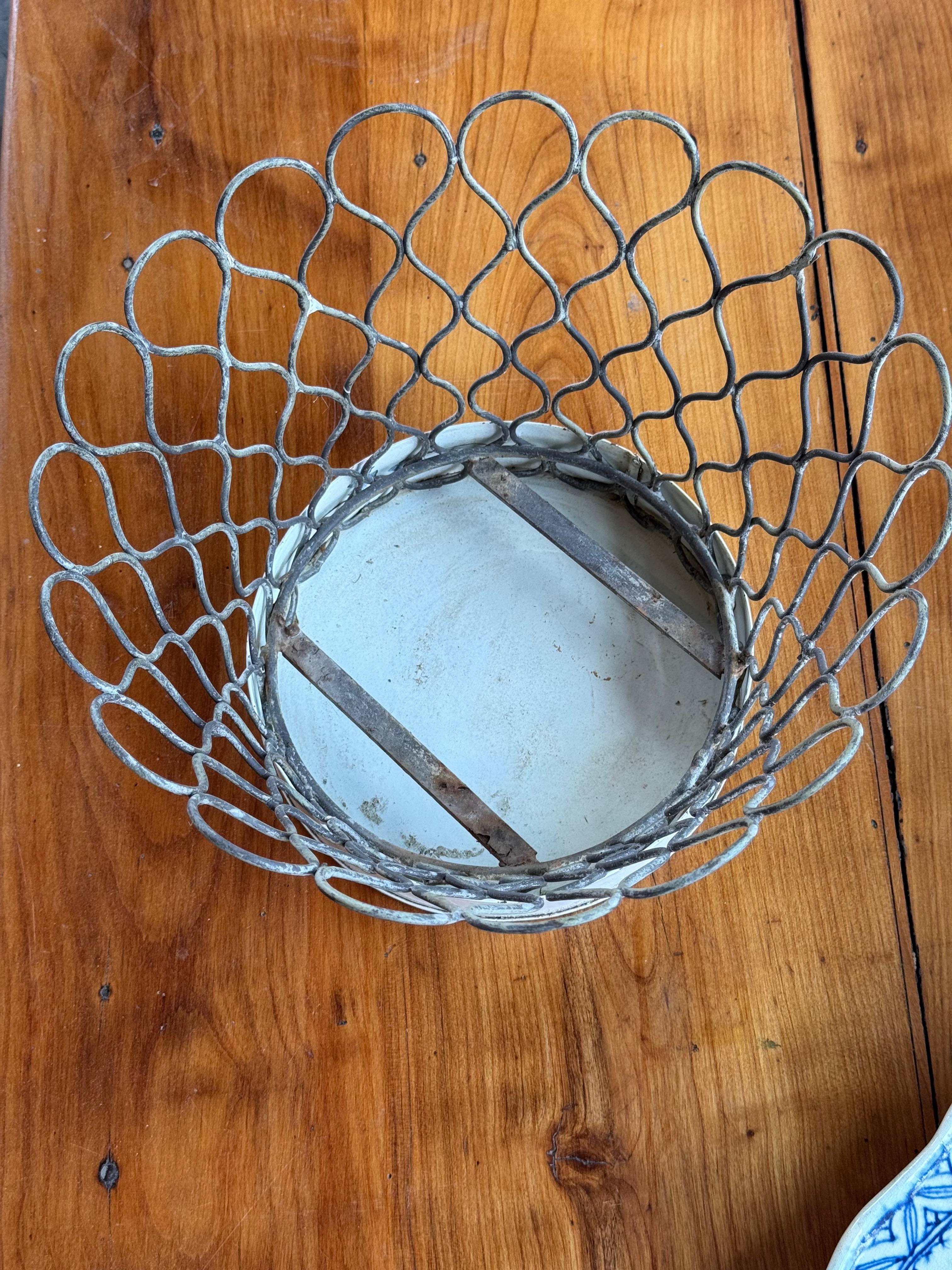 Vintage Metal Wire Basket With Solid Base In Good Condition For Sale In Charlottesville, VA