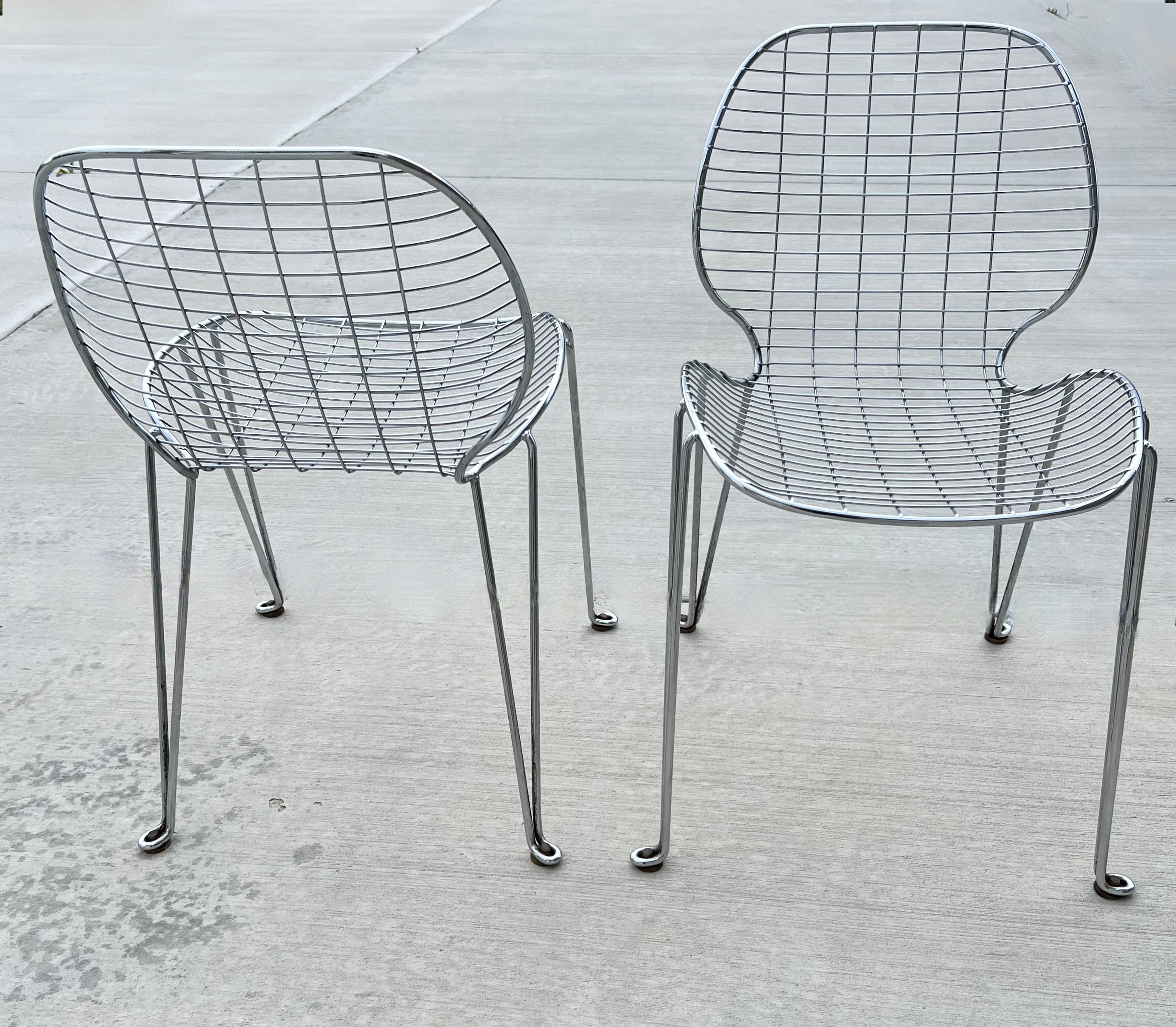 Voici un fabuleux ensemble de quatre chaises vintage en métal chromé aux silhouettes étonnantes et aux pieds en épingle à cheveux. Ils sont très robustes et en très bon état. 

La hauteur du siège est de 19,25