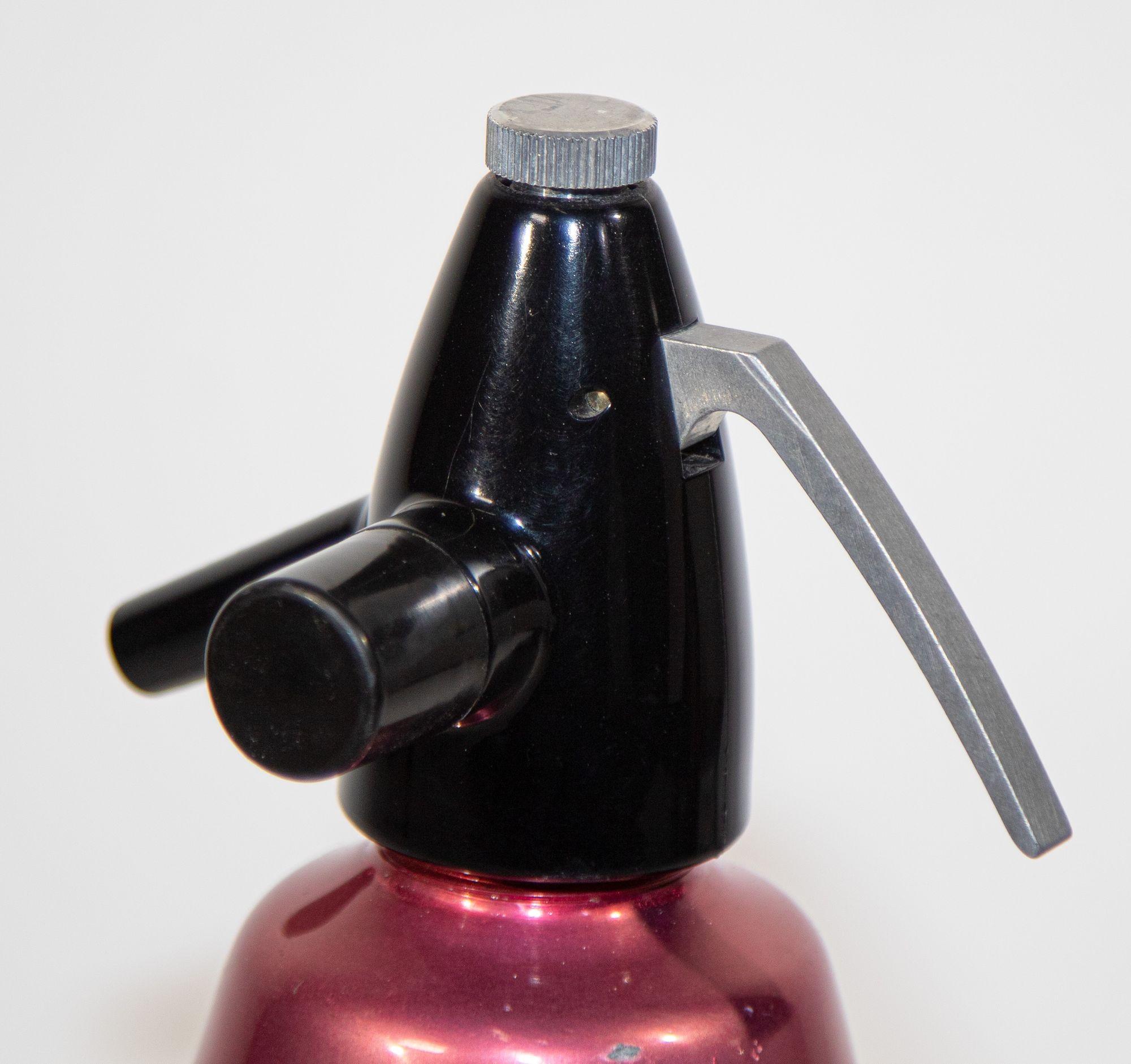 Vintage BOC metallic red Retro soda syphon England 1960's.
An original vintage 1960s BOC soda syphon.
This is a fantastic Vintage Metallic Red Metal Soda Siphon seltzer bottle.
Used to enjoy the fresh and healthy fizz of sparkling water, carbonated